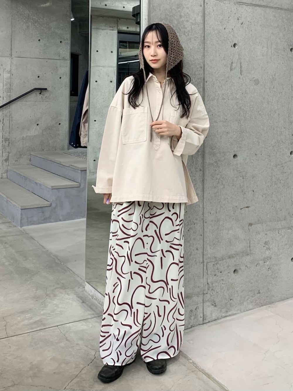 レッド系のその他パンツ、ホワイト系のシャツ/ブラウス、ベージュ系のバンダナ/スカーフを着用したレディースの冬コーディネートの5枚目の写真