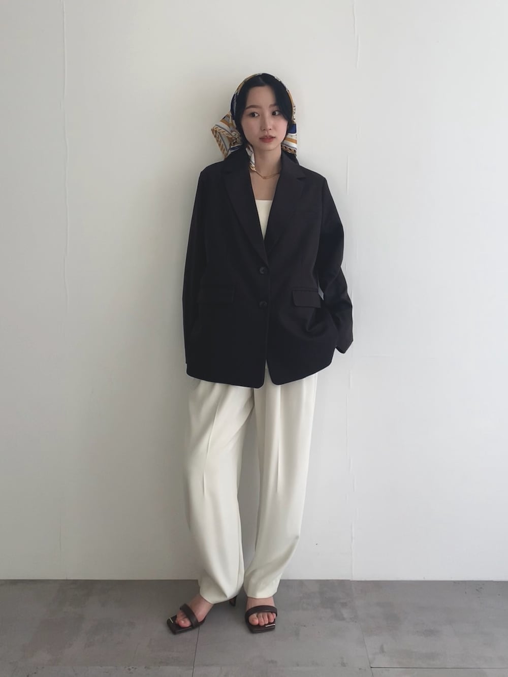 ブラウン系のその他アウター、ホワイト系のその他パンツ、イエロー系のバンダナ/スカーフを着用したレディースの冬コーディネートの4枚目の写真