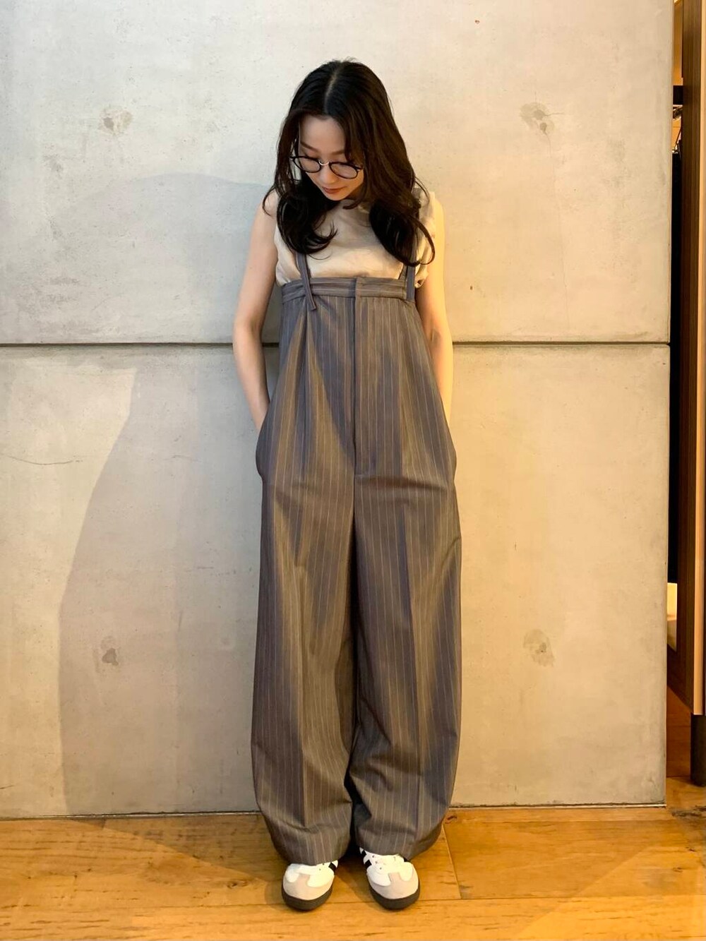 ベージュ系のシャツ/ブラウス、ホワイト系のスニーカー、グレー系のサロペット/オーバーオールを着用したレディースの夏コーディネートの4枚目の写真