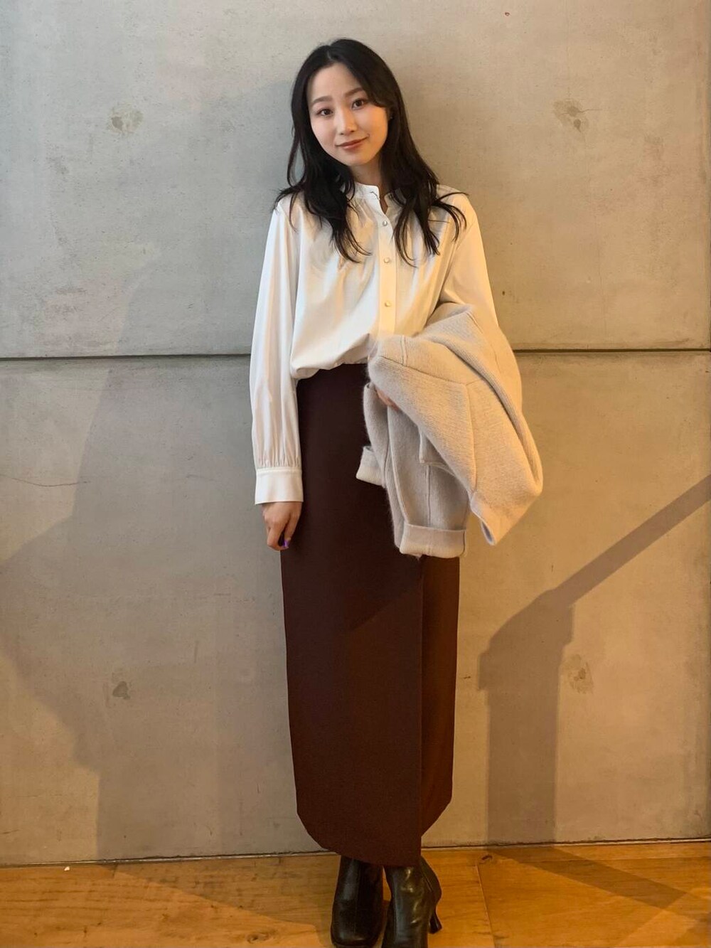 ブラック系のブーツ、グレー系のカーディガン/ボレロ、ホワイト系のシャツ/ブラウスを着用したレディースの秋コーディネートの2枚目の写真