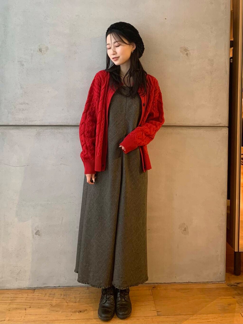 レッド系のカーディガン/ボレロ、ブラウン系のワンピース、ブラック系のハンチング/ベレー帽を着用したレディースの秋コーディネートの4枚目の写真