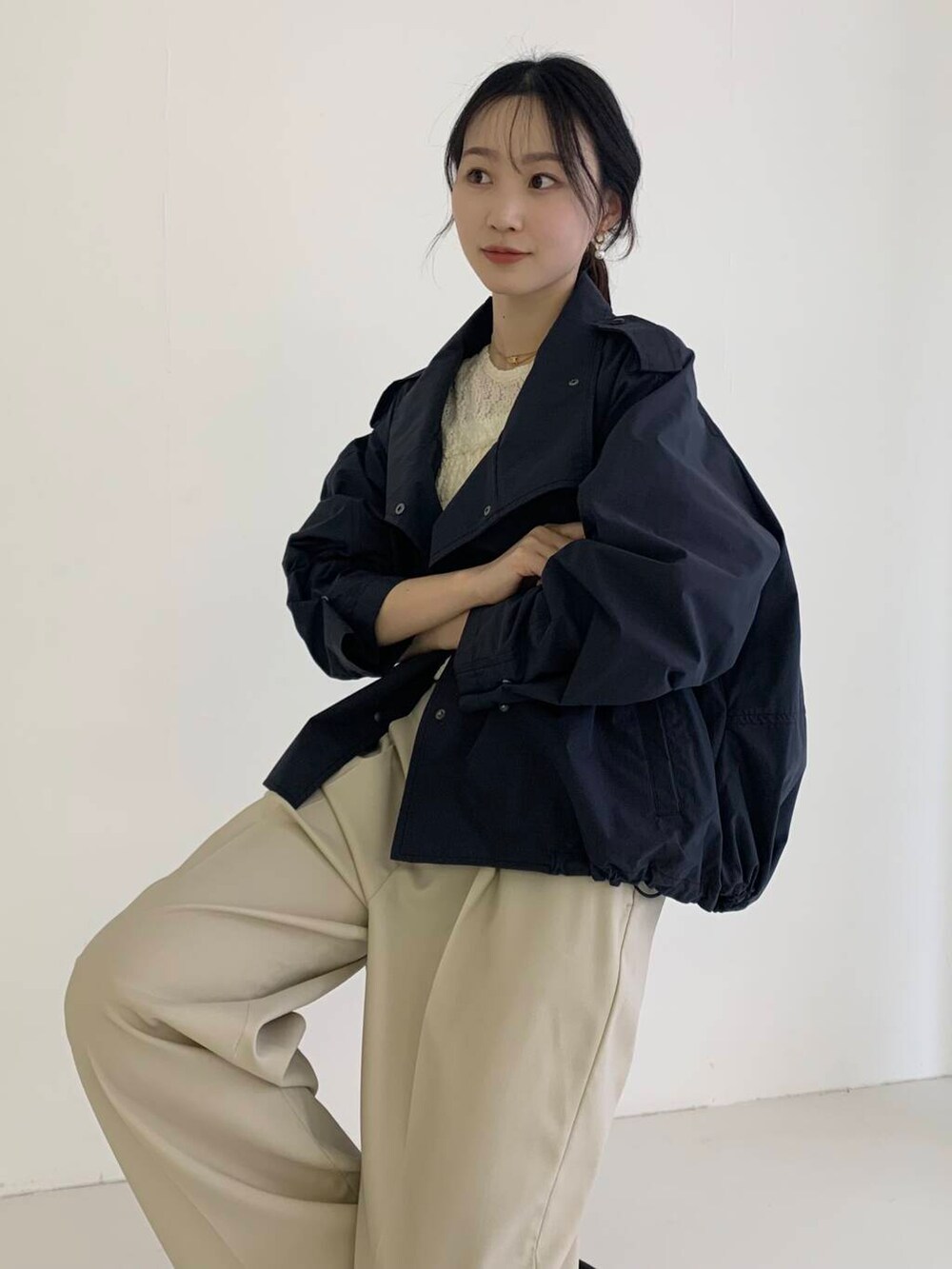 ベージュ系のその他パンツ、ホワイト系のTシャツ/カットソー、ブルー系のブルゾンを着用したレディースの春コーディネートの3枚目の写真