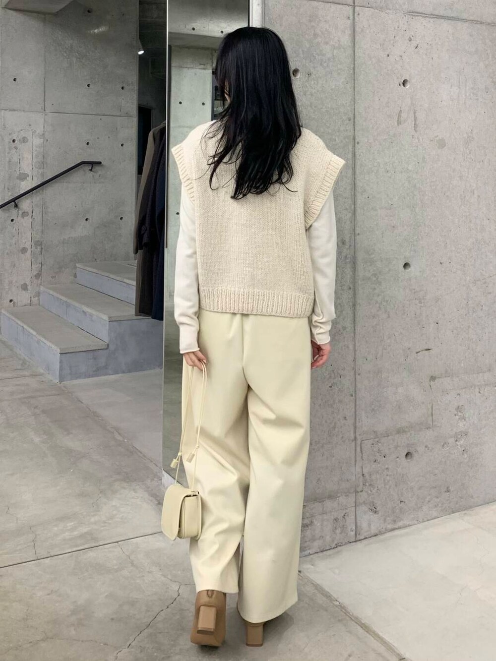 ベージュ系のブーツ、ホワイト系のその他パンツ、ホワイト系のベストを着用したレディースの冬コーディネートの7枚目の写真