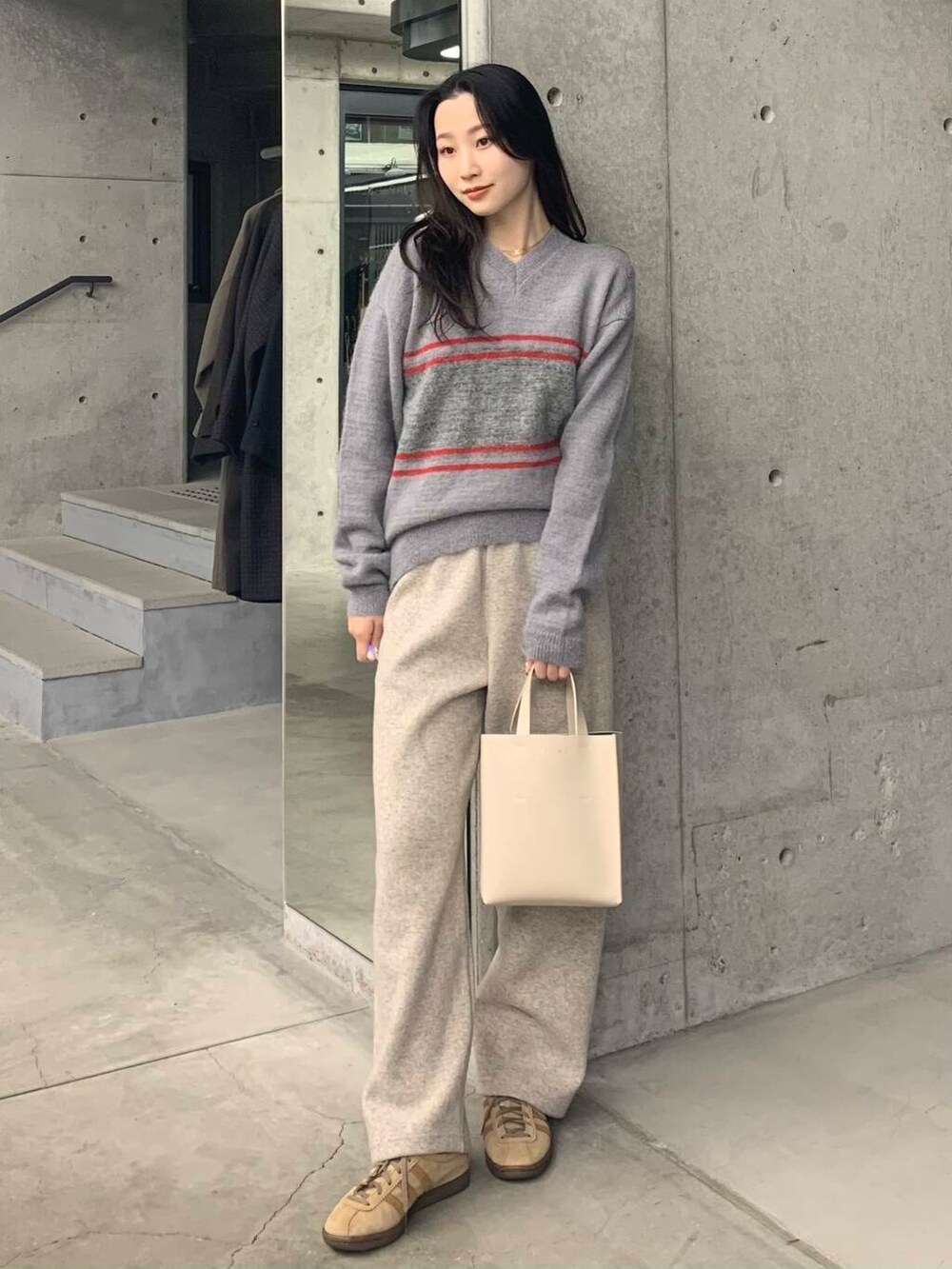 ベージュ系のその他パンツ、グレー系のニット/セーターを着用したレディースの冬コーディネートの5枚目の写真