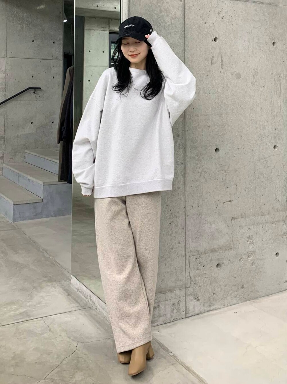 ベージュ系のブーツ、ベージュ系のその他パンツ、グレー系のスウェットを着用したレディースの冬コーディネートの2枚目の写真