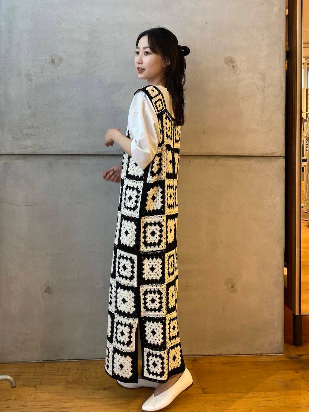 ホワイト系のパンプス、グレー系のワンピース、ホワイト系のワンピースを着用したレディースの夏コーディネートの3枚目の写真