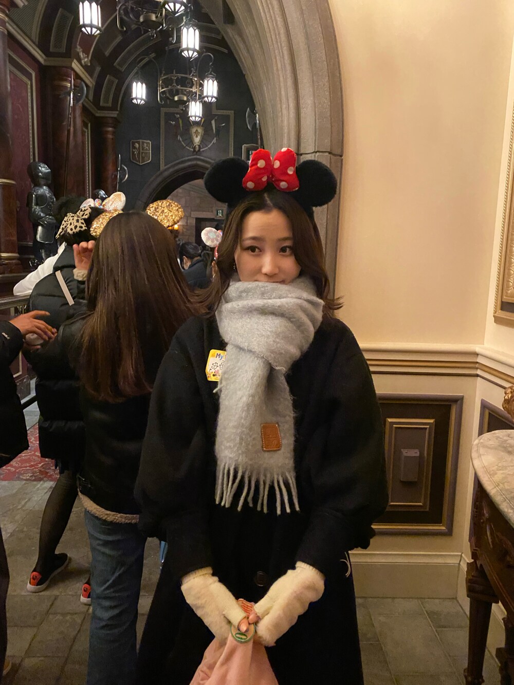 「ディズニー、ディズニーコーデ、コートスタイル、コート、LOEWE、オトナ女子、モノトーンコーデ、キレイめ、ブルーコーデ」｜「LOEWEのアイテム（マフラー、グレー系）」を使った、美波さん（レディース・158cm）の冬コーディネートの2枚目の写真
