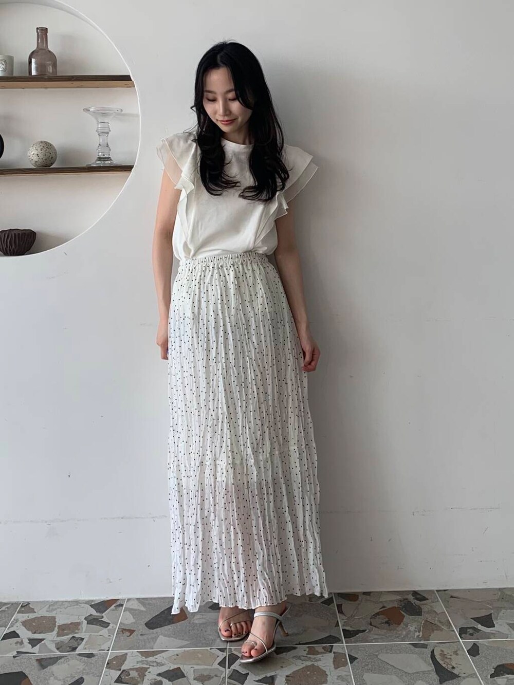 「スカート、休日コーデ、休日スタイル、ROSSO、ブルベ夏、骨格ウェーブ、きれいめtシャツ、キレイめスタイル、ブルベ夏×骨格ウェーブ、sip2412」｜「URBAN RESEARCH ROSSO WOMENのシアードッキングフリルスリーブTシャツ（Tシャツ/カットソー、ホワイト系）」を使った、美波さん（レディース・158cm）の夏コーディネートの2枚目の写真