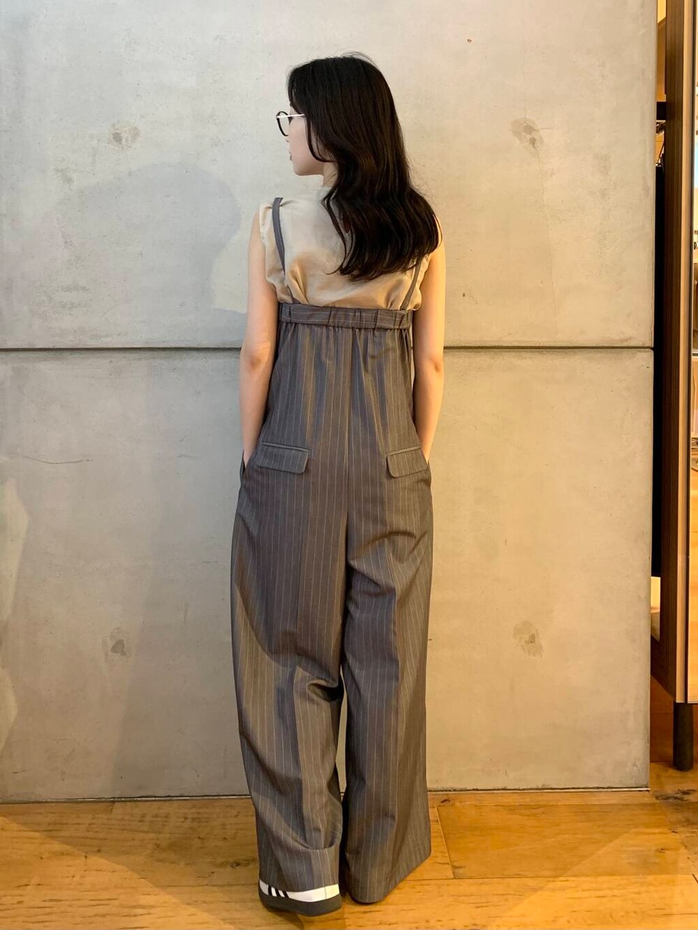 ベージュ系のシャツ/ブラウス、ホワイト系のスニーカー、グレー系のサロペット/オーバーオールを着用したレディースの夏コーディネートの6枚目の写真