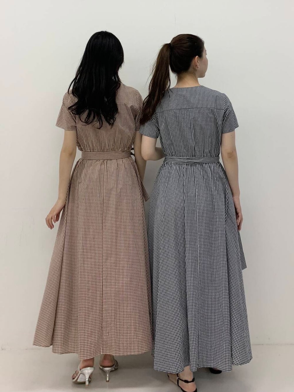 「ワンピース、休日コーデ、休日スタイル、ROSSO、ブルベ夏、骨格ウェーブ、ギンガムチェックワンピース、キレイめスタイル、初夏のお出掛けコーデ、ブルベ夏×骨格ウェーブ」｜「URBAN RESEARCH ROSSO WOMENの『WEB限定』ギンガムカシュクールワンピース（ワンピース、ブラウン系）」を使った、美波さん（レディース・158cm）の春コーディネートの3枚目の写真