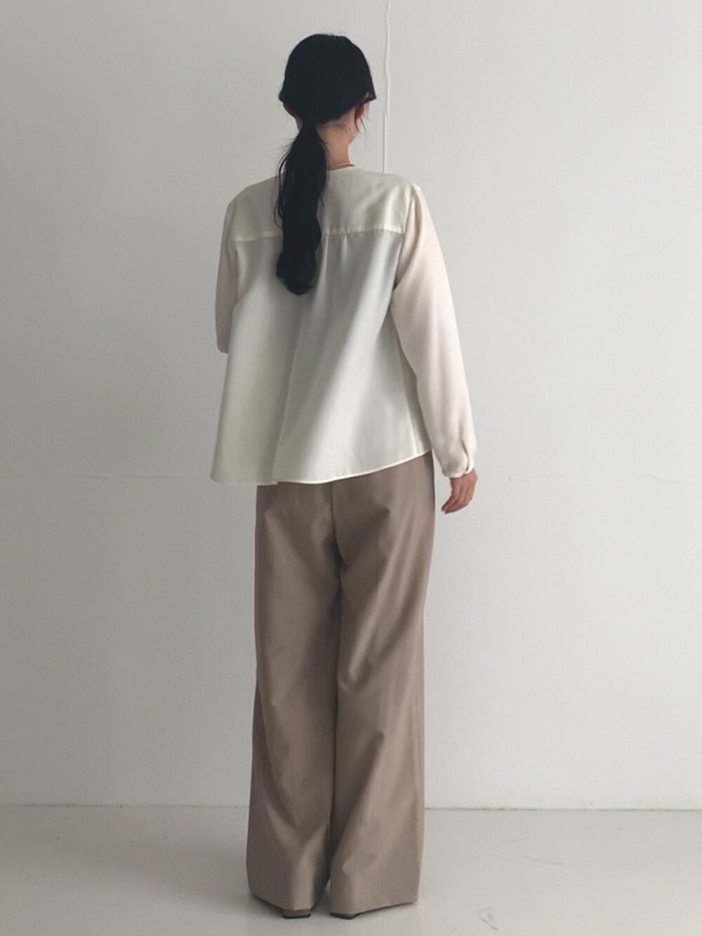 ホワイト系のシャツ/ブラウス、ベージュ系のその他パンツ、ベージュ系のパンプスを着用したレディースの秋コーディネートの4枚目の写真