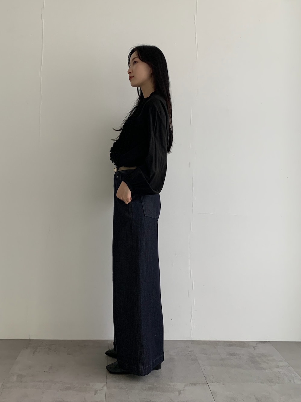 ブルー系のデニムパンツ、ブラック系のシャツ/ブラウスを着用したレディースの春コーディネートの2枚目の写真