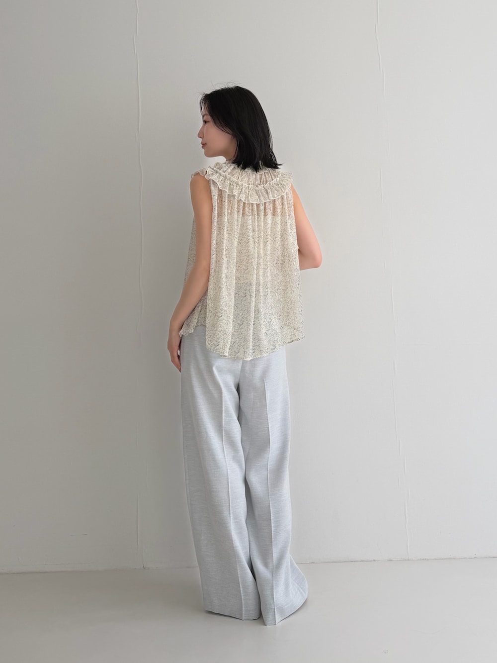 イエロー系のシャツ/ブラウス、シルバー系のパンプスを着用したレディースの春コーディネートの3枚目の写真