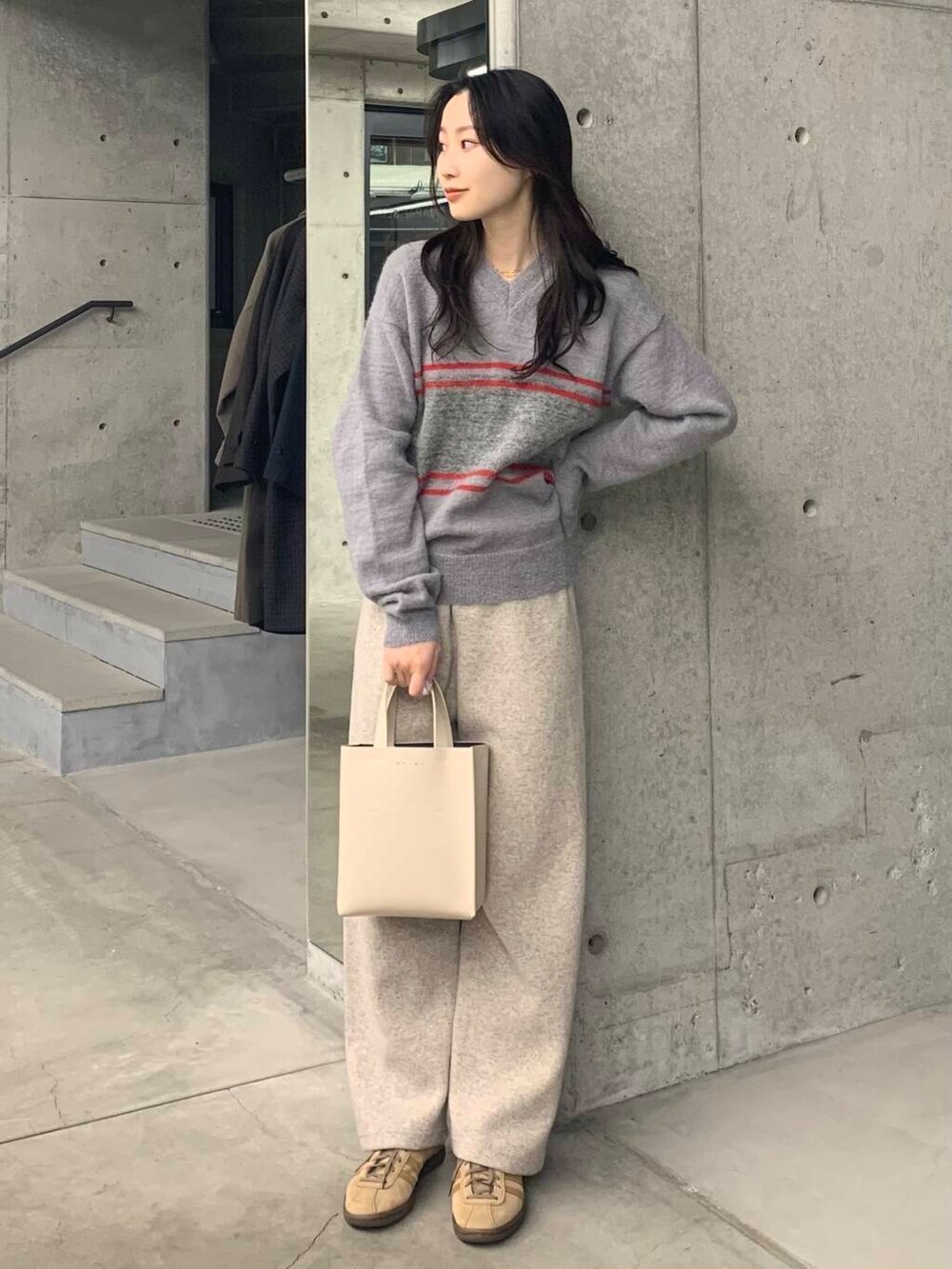 ベージュ系のその他パンツ、グレー系のニット/セーターを着用したレディースの冬コーディネートの3枚目の写真