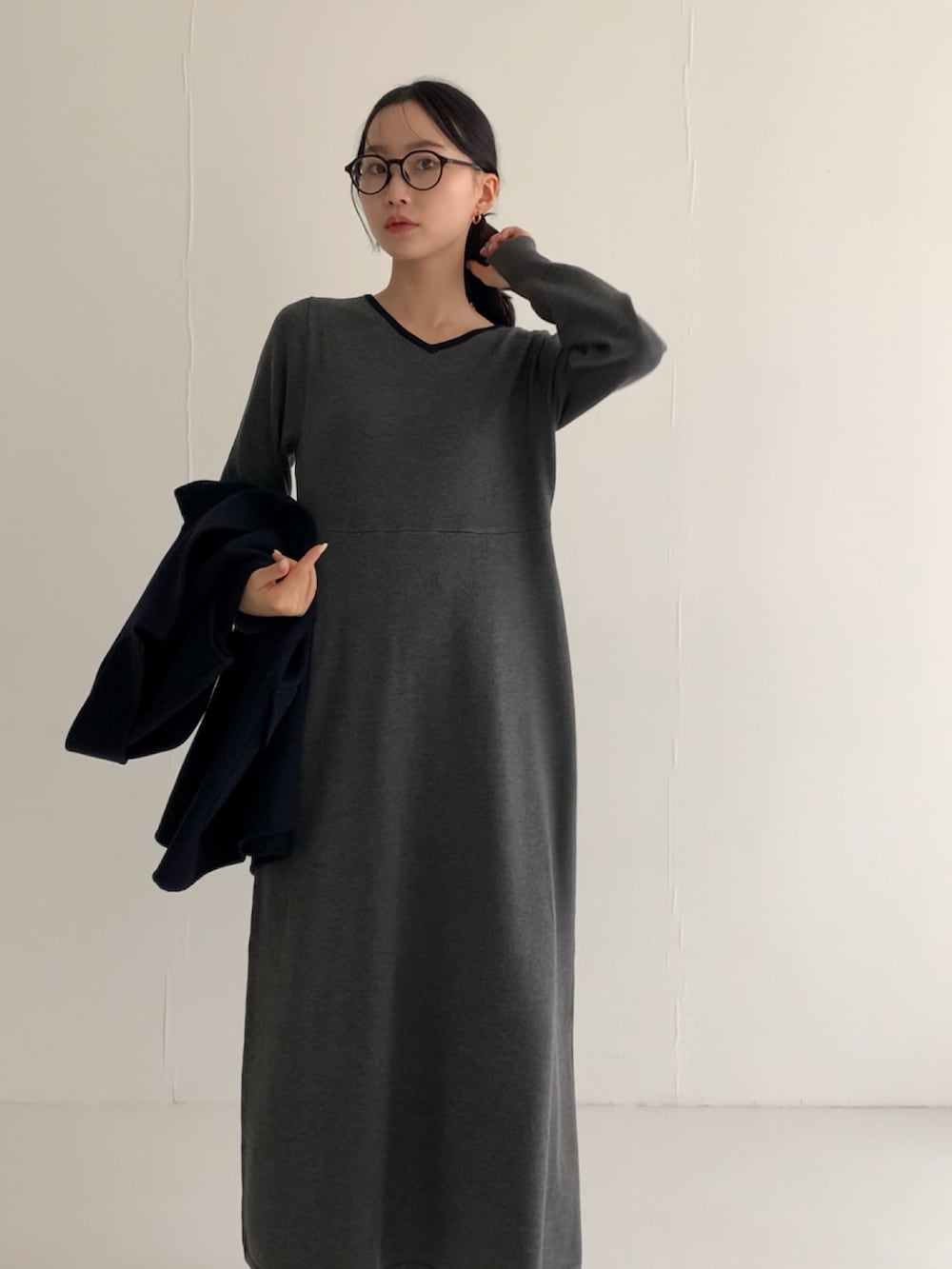 グレー系のワンピース、ブルー系のその他アウターを着用したレディースの冬コーディネートの2枚目の写真