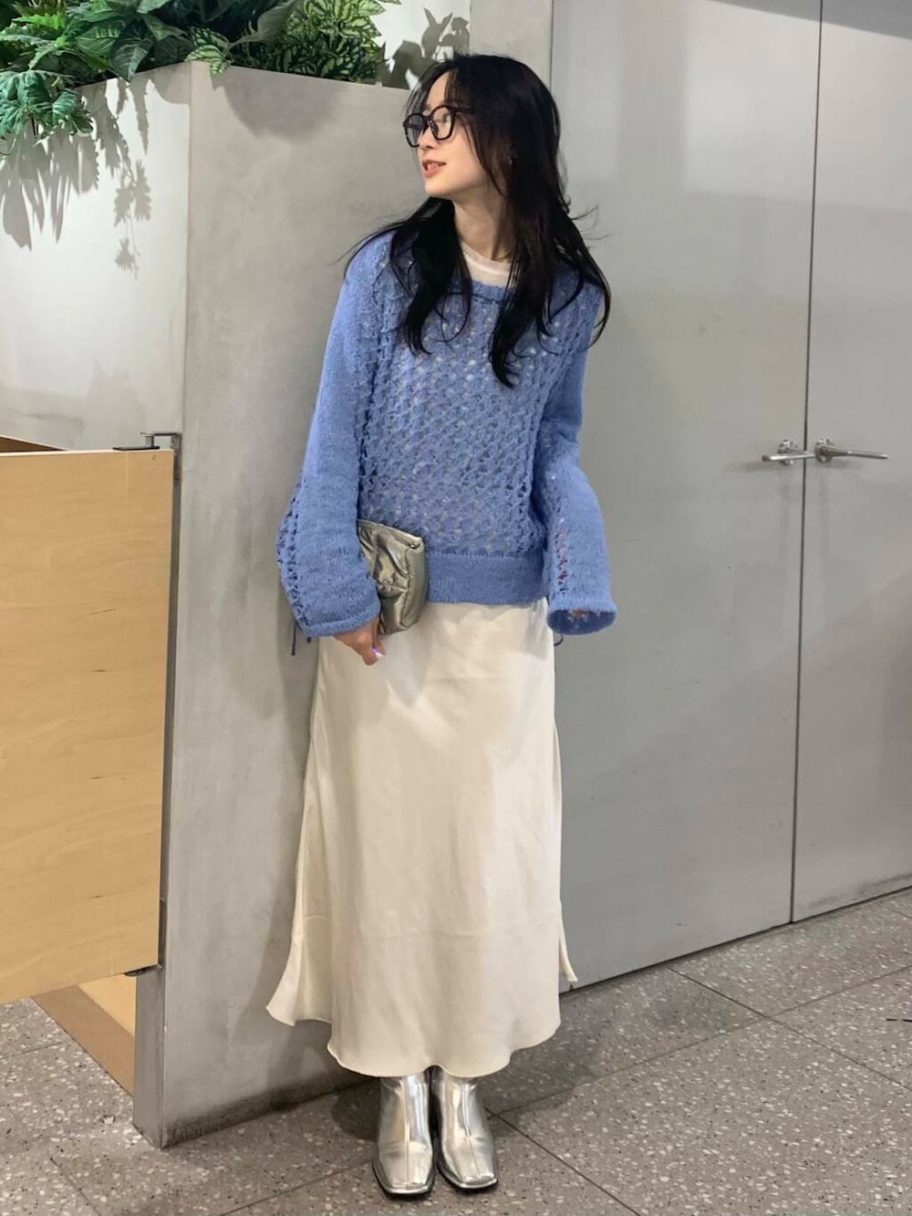 ホワイト系のスカート、シルバー系のショルダーバッグ、ホワイト系のTシャツ/カットソーを着用したレディースの冬コーディネートの3枚目の写真