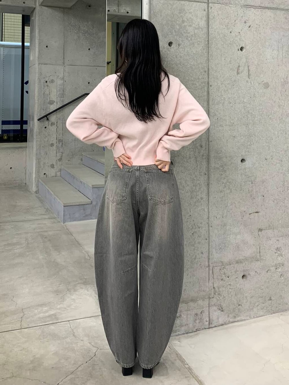 ブラック系のブーツ、グリーン系のデニムパンツ、ピンク系のニット/セーターを着用したレディースの冬コーディネートの6枚目の写真