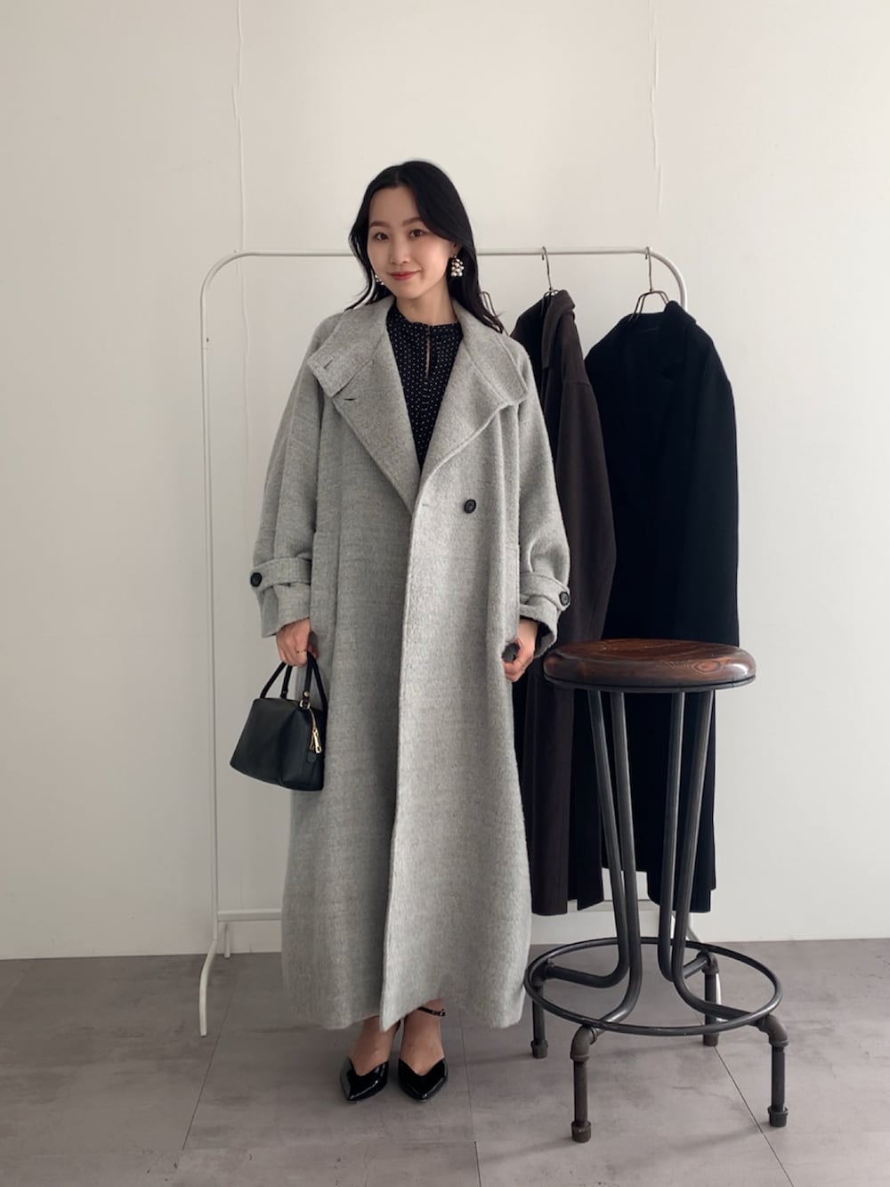 グレー系のその他アウター、ブルー系のワンピースを着用したレディースの冬コーディネートの2枚目の写真