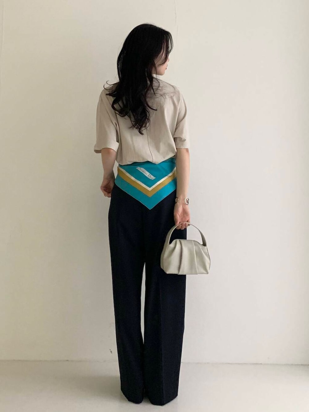 「スラックス、休日コーデ、休日スタイル、ROSSO、ブルベ夏、骨格ウェーブ、きれいめtシャツ、キレイめスタイル、テーマパークコーデ、ブルベ夏×骨格ウェーブ」｜「URBAN RESEARCH ROSSO WOMENのLUMEN　FANTINE BAG（ハンドバッグ、ホワイト系）」を使った、美波さん（レディース・158cm）の春コーディネートの5枚目の写真