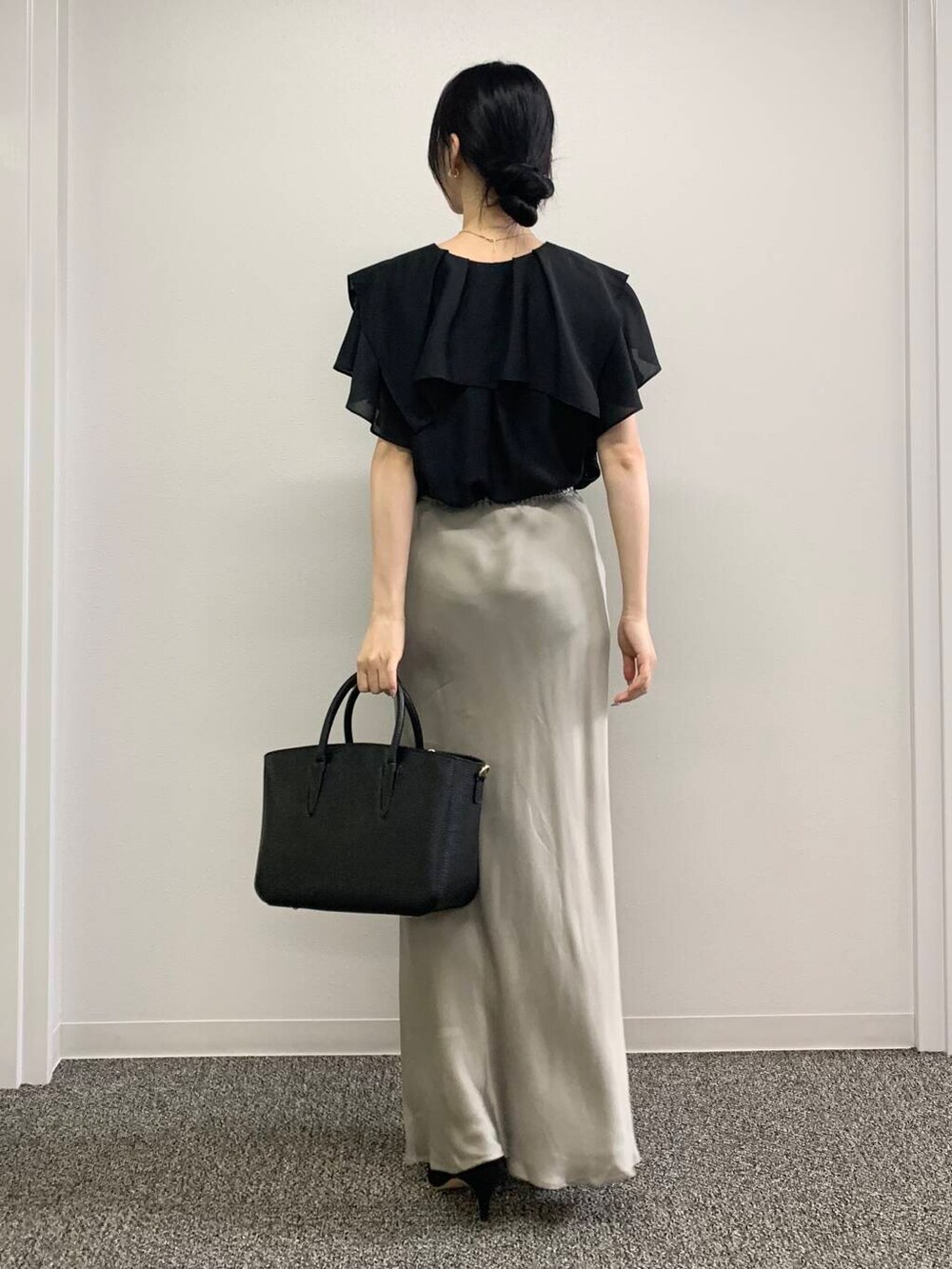 「スカート、デートコーデ、ブラウス、オフィスカジュアル、ROSSO、ブルベ夏、骨格ウェーブ、キレイめスタイル、最旬オフィスコーデ、ブルベ夏×骨格ウェーブ、きれいめフェミニン」|「URBAN RESEARCH ROSSO WOMENの『MADE IN JAPAN』オリジナルスウェードパンプス(パンプス、ブラック系)」を使った、美波さん(レディース・158cm)の春コーディネートの5枚目の写真