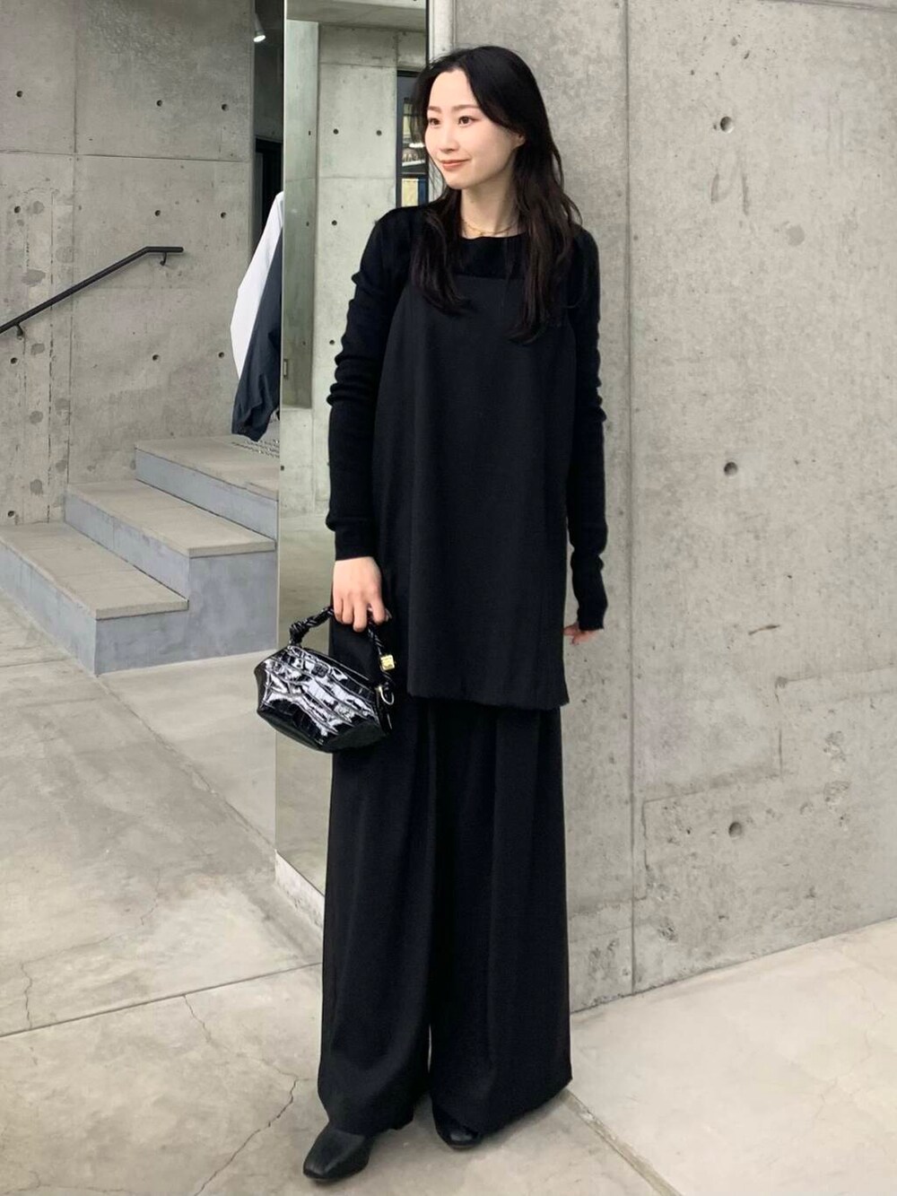 ブラック系のブーツ、ブラック系のその他パンツ、ブラック系のショルダーバッグを着用したレディースの冬コーディネートの3枚目の写真