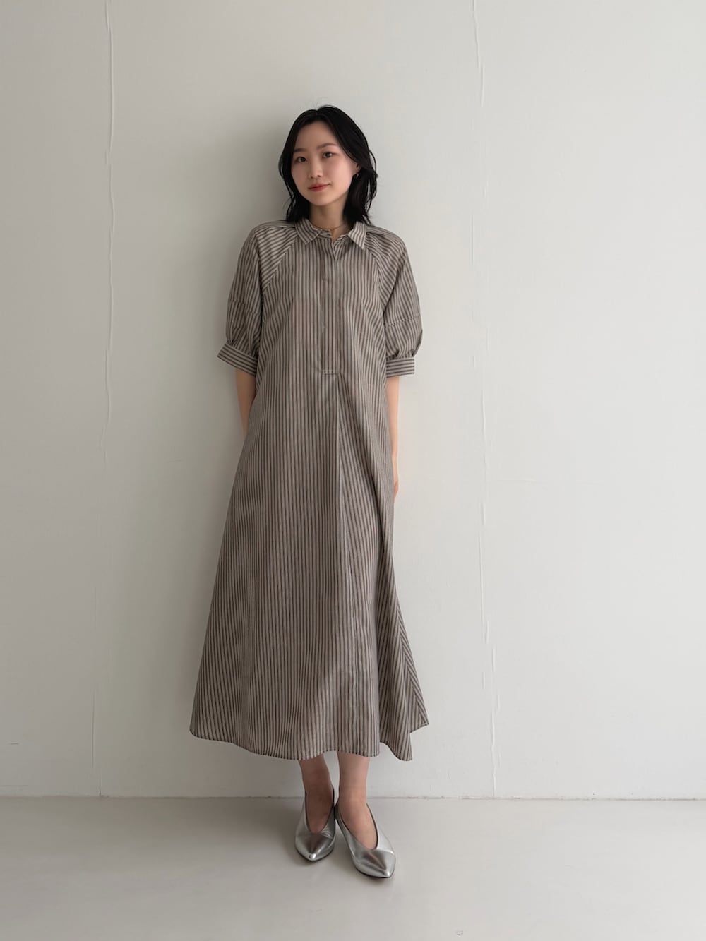 ブラウン系のワンピース、シルバー系のパンプスを着用したレディースの春コーディネートの4枚目の写真