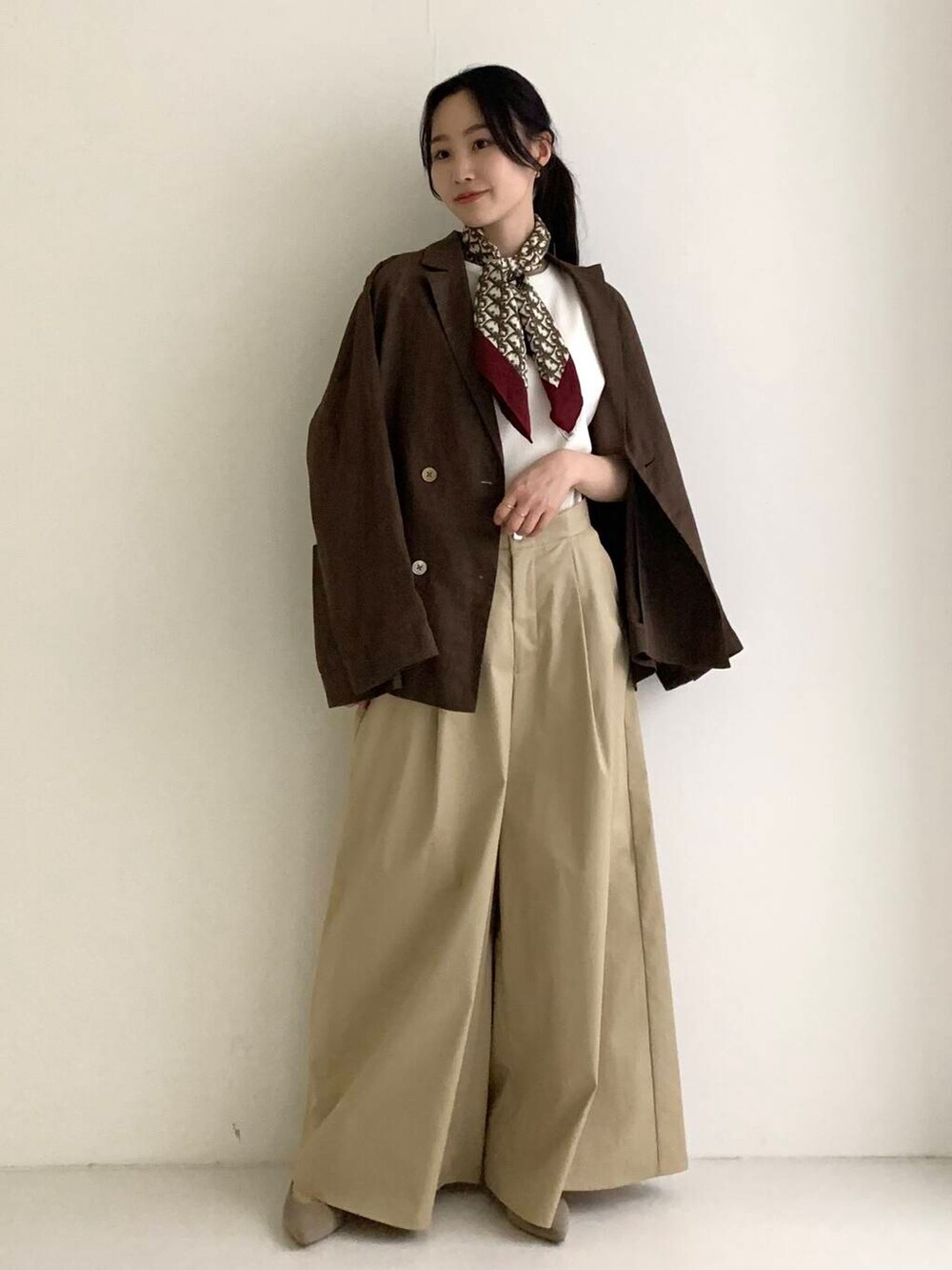 「デニム、休日コーデ、休日スタイル、ROSSO、ブルベ夏、骨格ウェーブ、キレイめスタイル、テーマパークコーデ、ブルベ夏×骨格ウェーブ、初夏アウター」｜「URBAN RESEARCH ROSSO WOMENの『MADE IN JAPAN』オリジナルスウェードパンプス（パンプス、ブラウン系）」を使った、美波さん（レディース・158cm）の春コーディネートの2枚目の写真