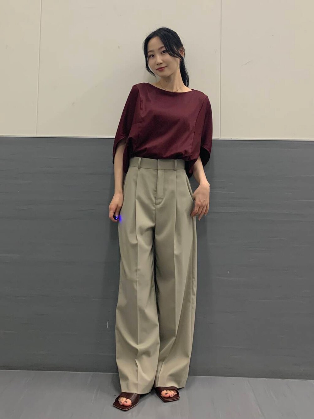 「接触冷感、オフィスカジュアル、ROSSO、お仕事、ブルベ夏、骨格ウェーブ、きれいめtシャツ、キレイめスタイル、ブルベ夏×骨格ウェーブ、sip2412」｜「URBAN RESEARCH ROSSO WOMENの防シワハイウエストワイドスラックス（その他パンツ、ブラウン系）」を使った、美波さん（レディース・158cm）の夏コーディネートの3枚目の写真
