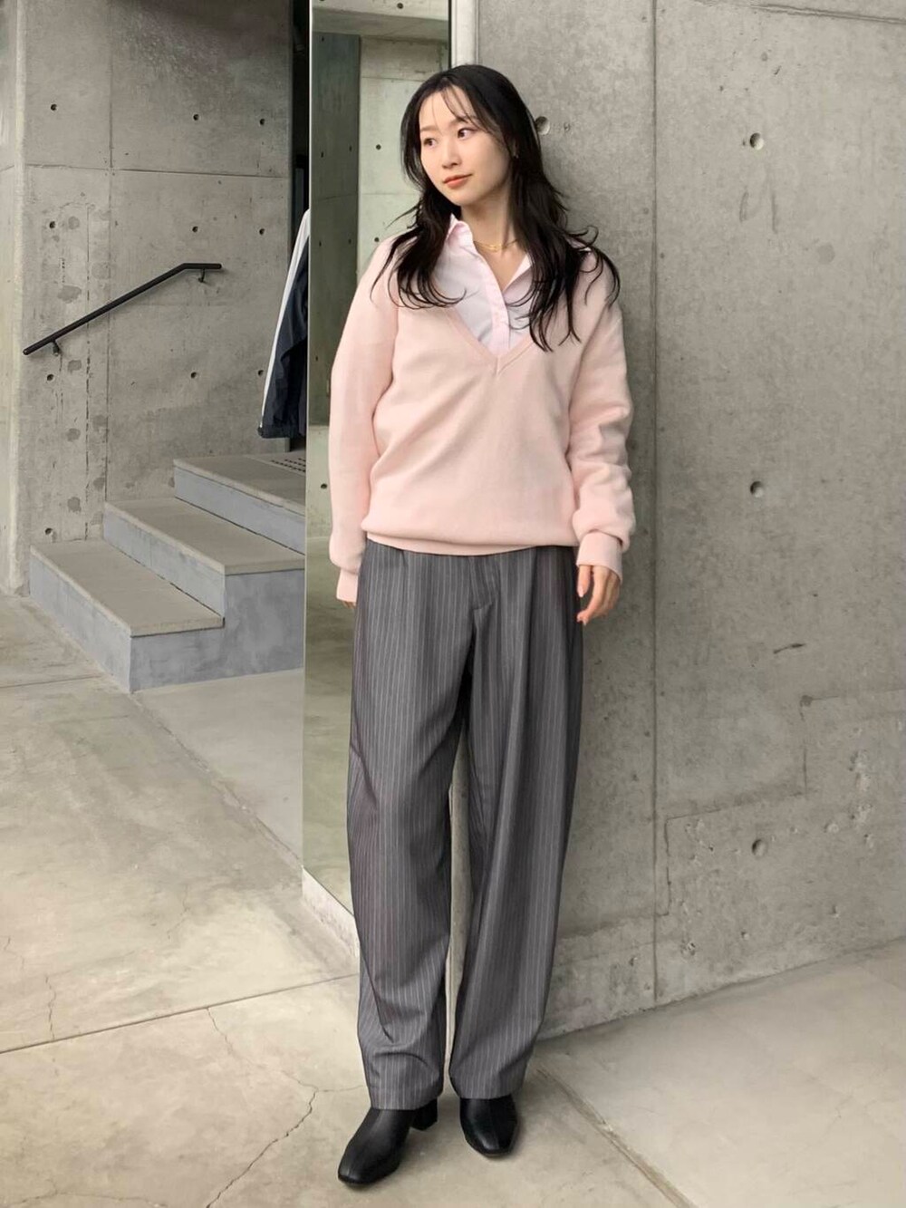 ブラック系のブーツ、ピンク系のシャツ/ブラウス、ピンク系のチュニックを着用したレディースの冬コーディネートの3枚目の写真