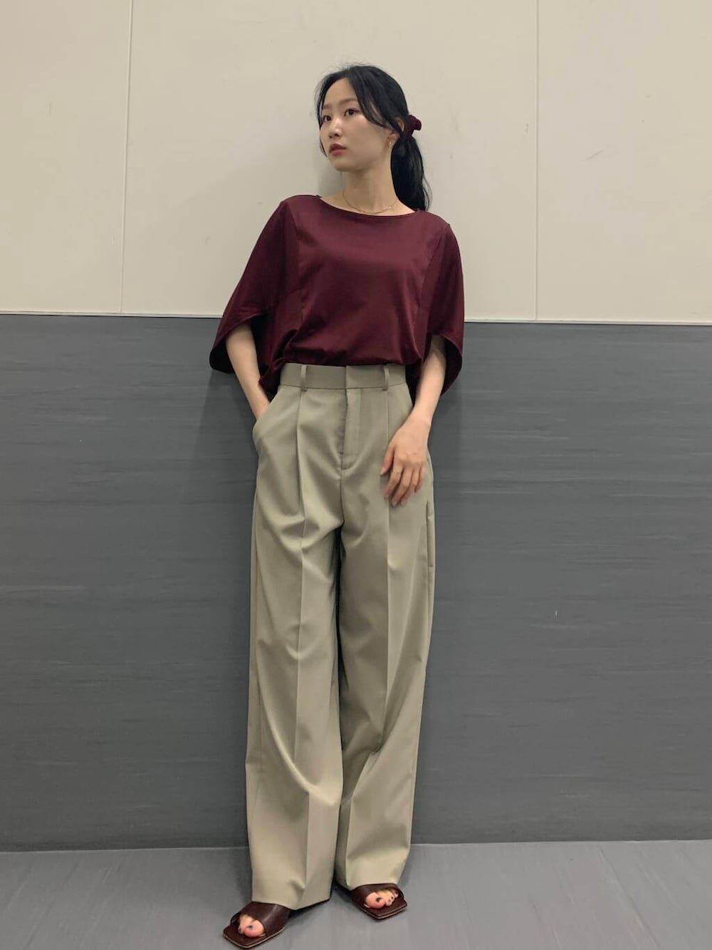 「接触冷感、オフィスカジュアル、ROSSO、お仕事、ブルベ夏、骨格ウェーブ、きれいめtシャツ、キレイめスタイル、ブルベ夏×骨格ウェーブ、sip2412」｜「URBAN RESEARCH ROSSO WOMENの防シワハイウエストワイドスラックス（その他パンツ、ブラウン系）」を使った、美波さん（レディース・158cm）の夏コーディネートの2枚目の写真