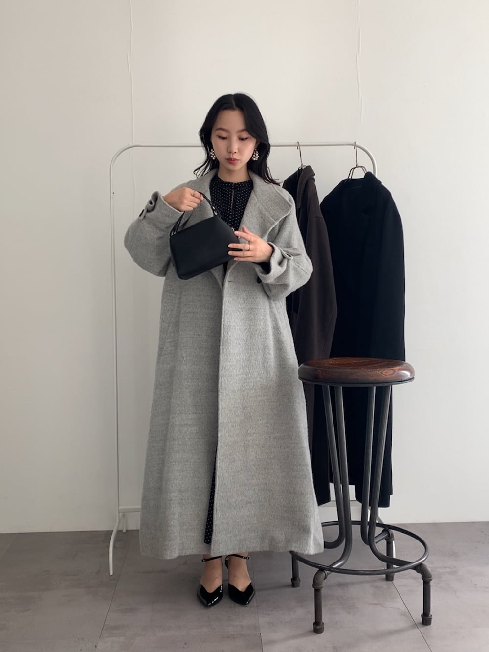 グレー系のその他アウター、ブルー系のワンピースを着用したレディースの冬コーディネートの3枚目の写真