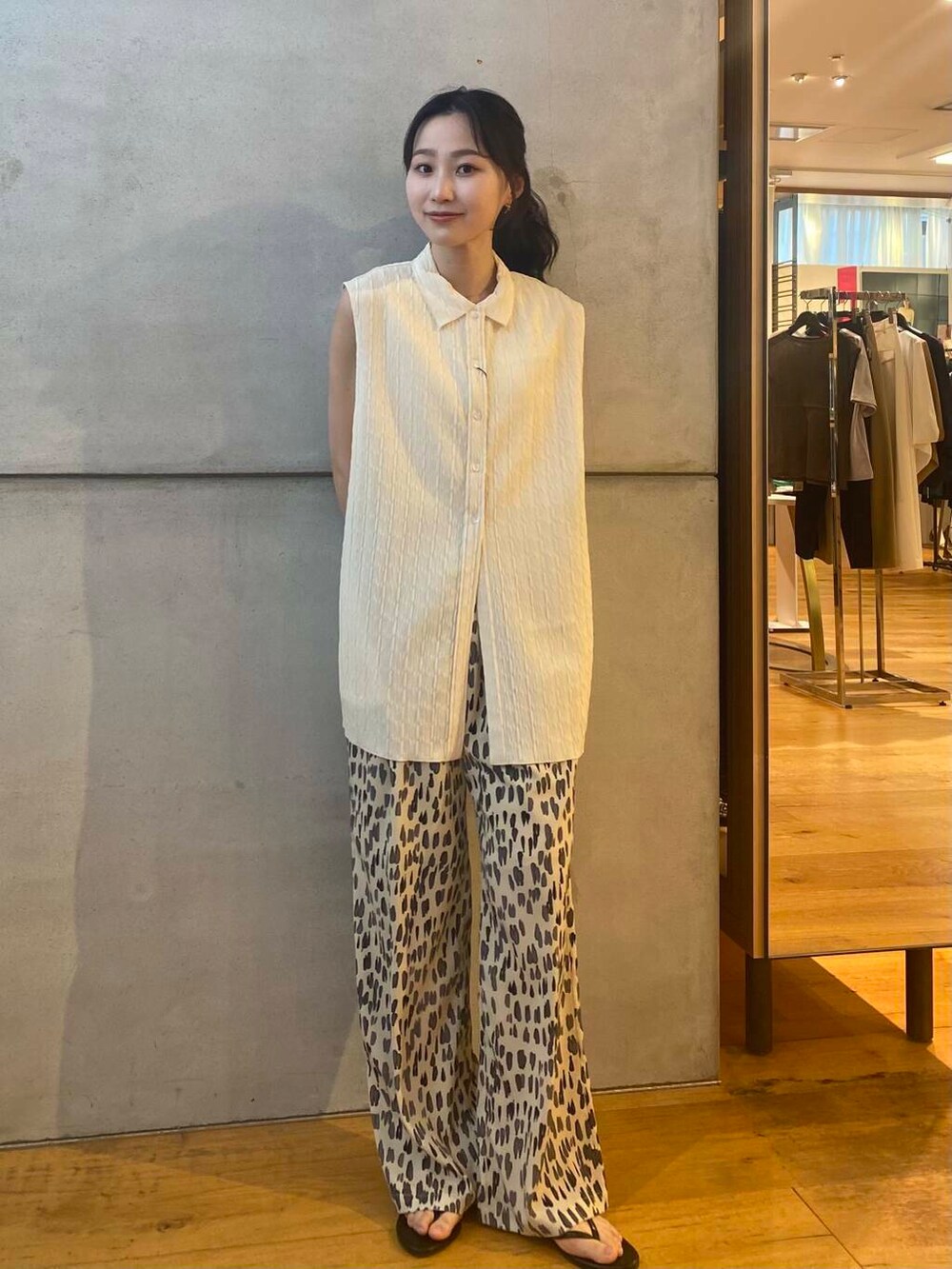 ブラック系のサンダル、ホワイト系のシャツ/ブラウス、ホワイト系のその他パンツを着用したレディースの夏コーディネートの4枚目の写真