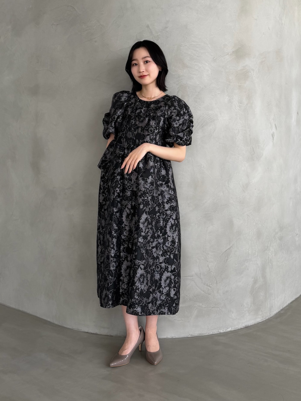 グレー系のワンピースを着用したレディースの冬コーディネートの4枚目の写真