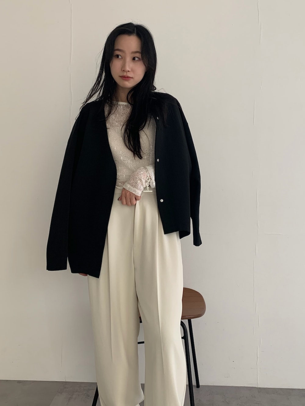 ブルー系のノーカラージャケット、ホワイト系のその他トップスを着用したレディースの春コーディネートの2枚目の写真