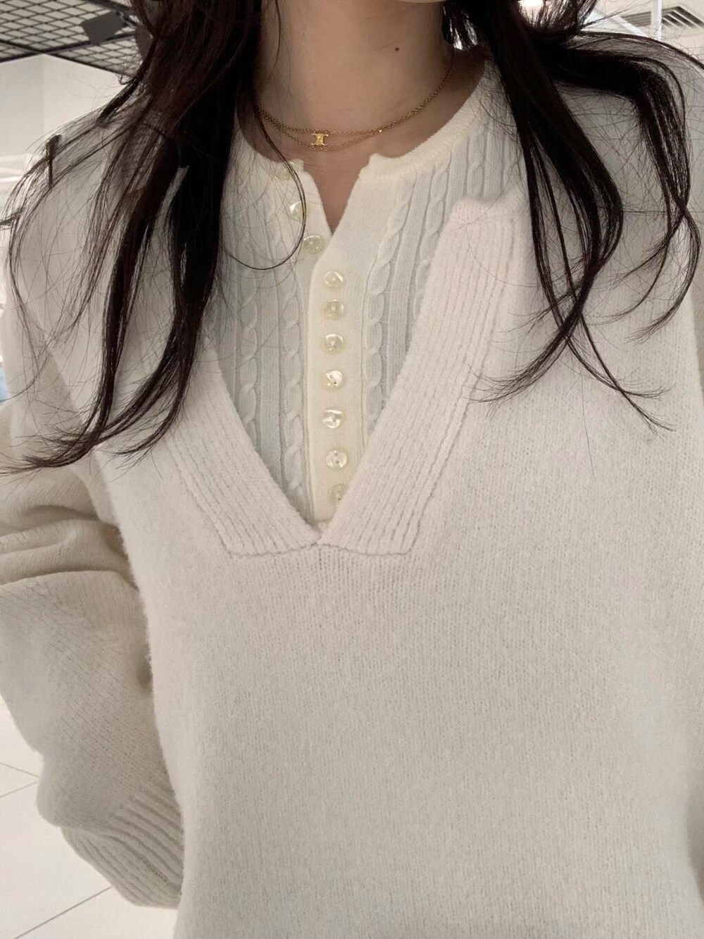 ホワイト系のボストンバッグ、ブラック系のブーツ、グレー系のその他パンツを着用したレディースの冬コーディネートの8枚目の写真