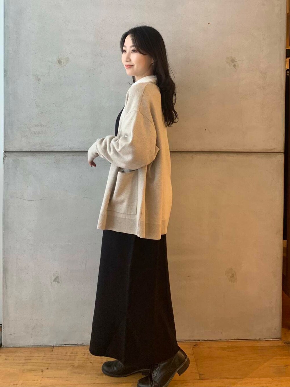 ホワイト系のTシャツ/カットソー、ベージュ系のカーディガン/ボレロ、ブラック系のワンピースを着用したレディースの秋コーディネートの5枚目の写真