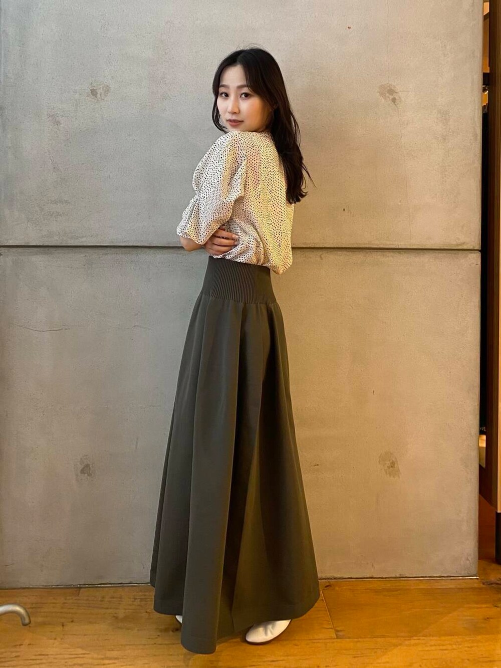 ホワイト系のパンプス、グリーン系のスカート、ホワイト系のシャツ/ブラウスを着用したレディースの夏コーディネートの5枚目の写真