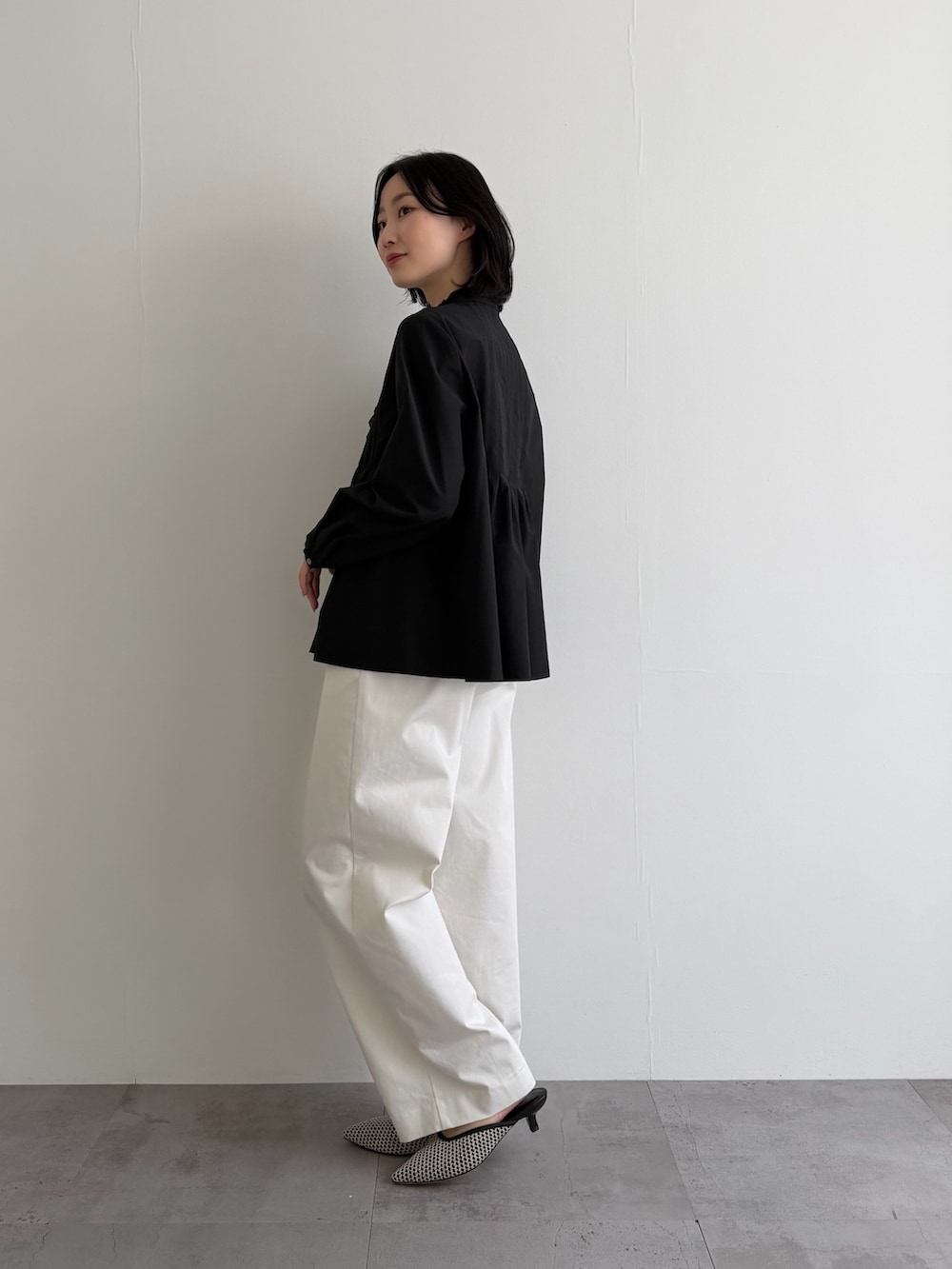 ブラック系のシャツ/ブラウス、ホワイト系のその他パンツ、ブラック系のパンプスを着用したレディースの冬コーディネートの4枚目の写真