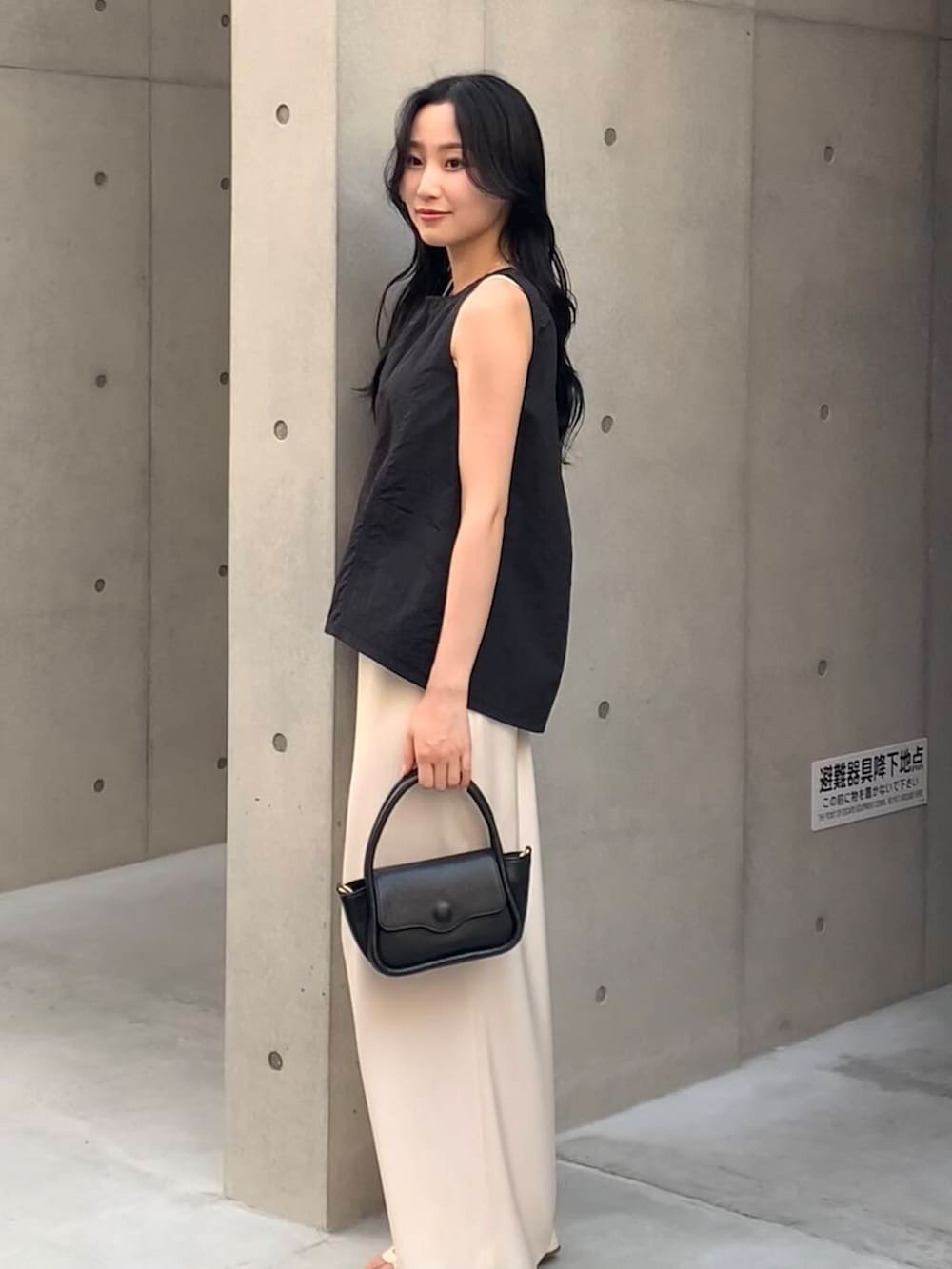 「スカート、オフィスカジュアル、ROSSO、お仕事、fbyrosso、ブルベ夏、骨格ウェーブ、キレイめスタイル、ブルベ夏×骨格ウェーブ、sip2412、万能ブラウスコーデ」｜「F by ROSSOのF by ROSSO　サテンマーメイドスカート（スカート、ホワイト系）」を使った、美波さん（レディース・158cm）の夏コーディネートの4枚目の写真