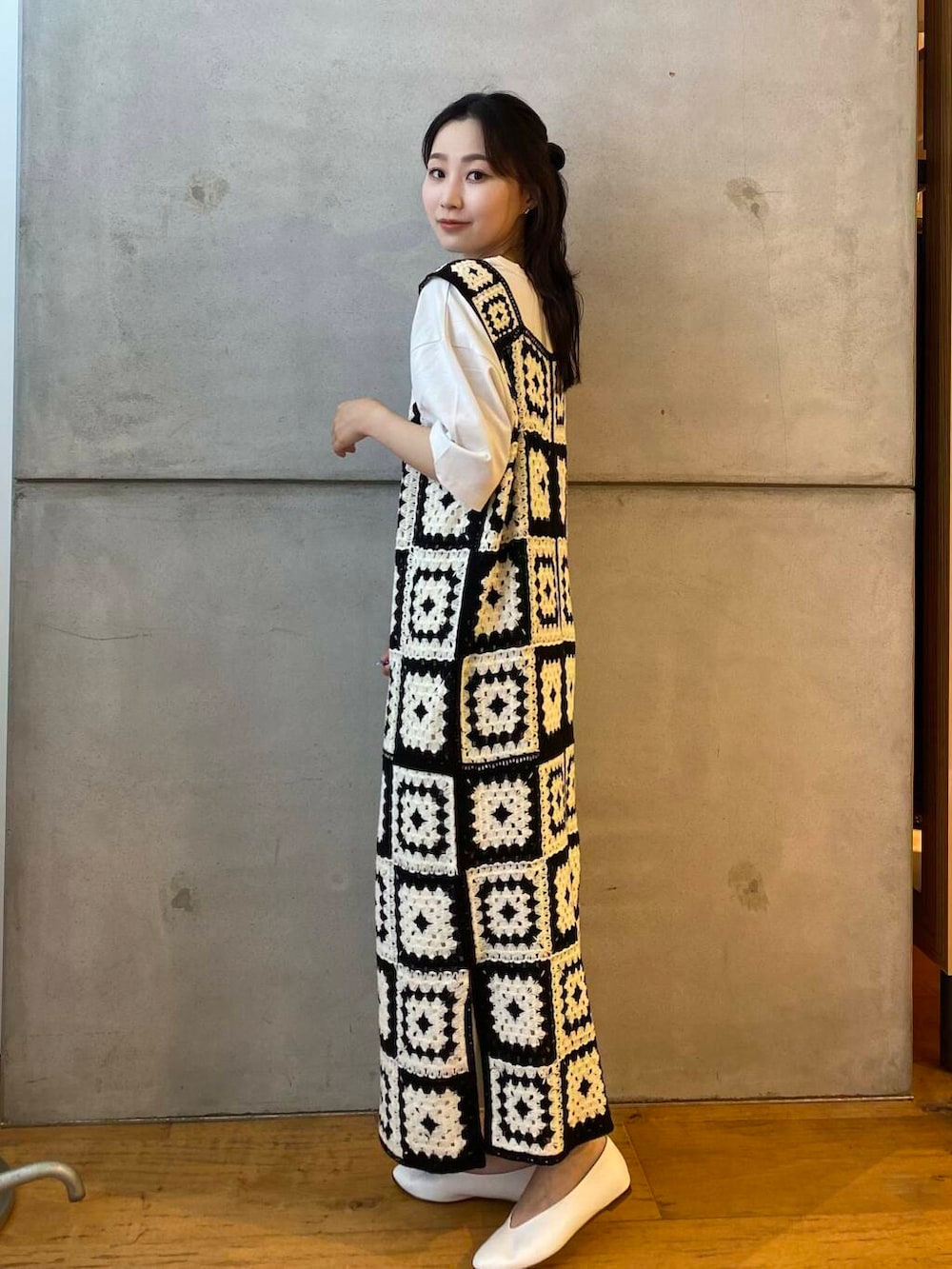 ホワイト系のパンプス、グレー系のワンピース、ホワイト系のワンピースを着用したレディースの夏コーディネートの4枚目の写真