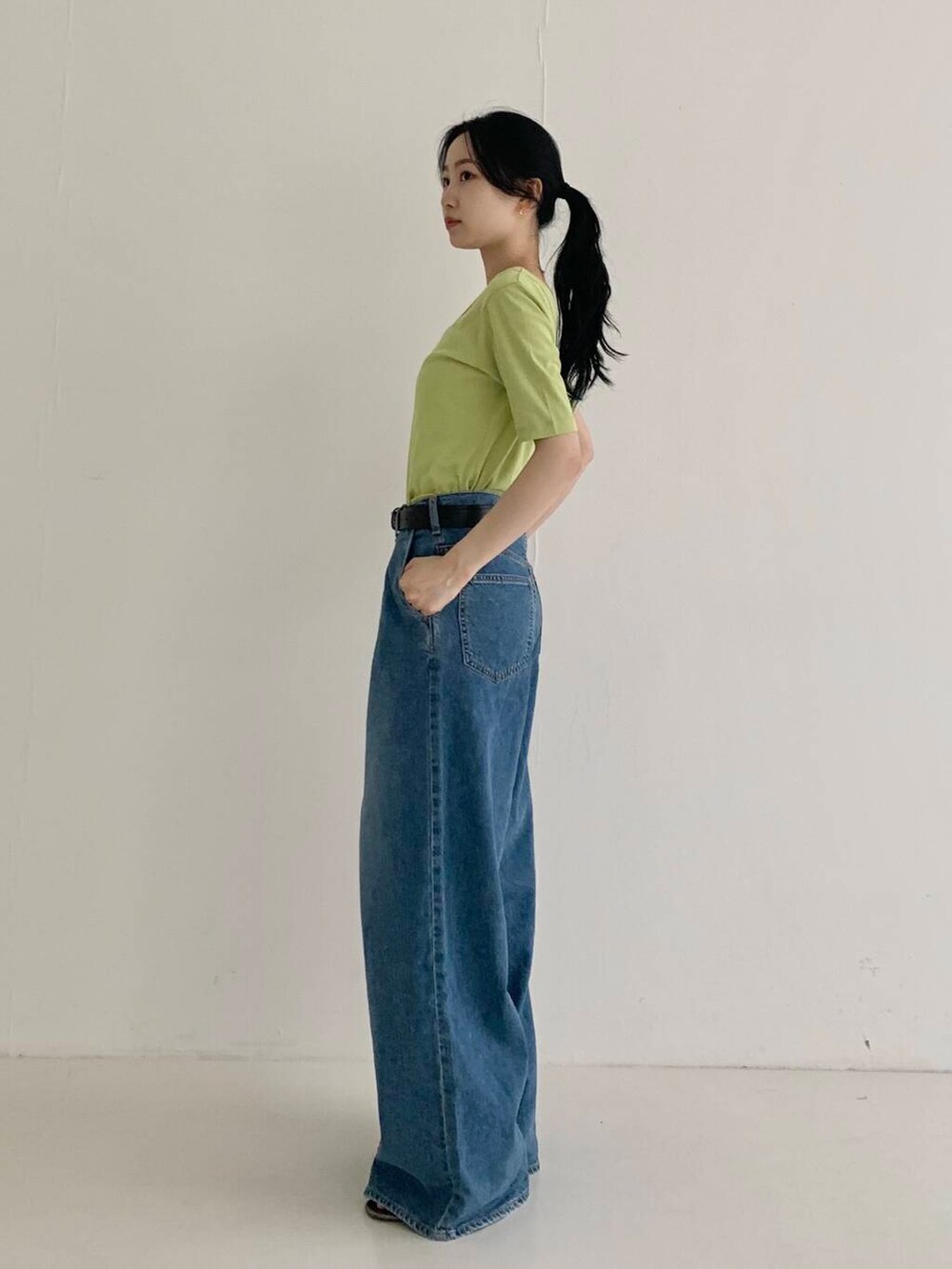 ブルー系のデニムパンツ、グリーン系のTシャツ/カットソーを着用したレディースの夏コーディネートの4枚目の写真