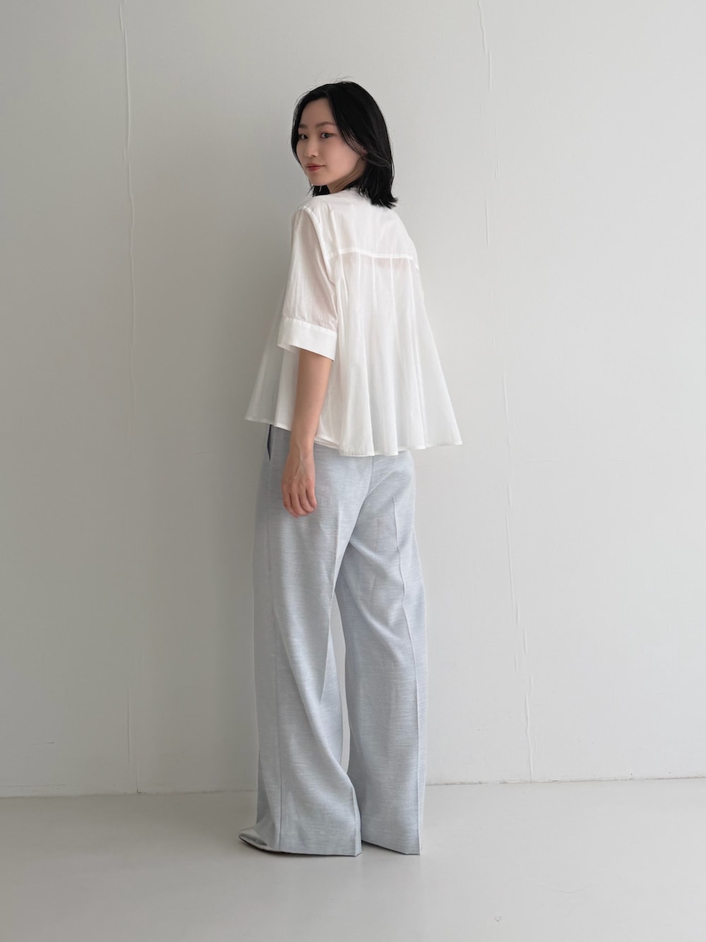 ホワイト系のシャツ/ブラウス、シルバー系のパンプスを着用したレディースの春コーディネートの4枚目の写真