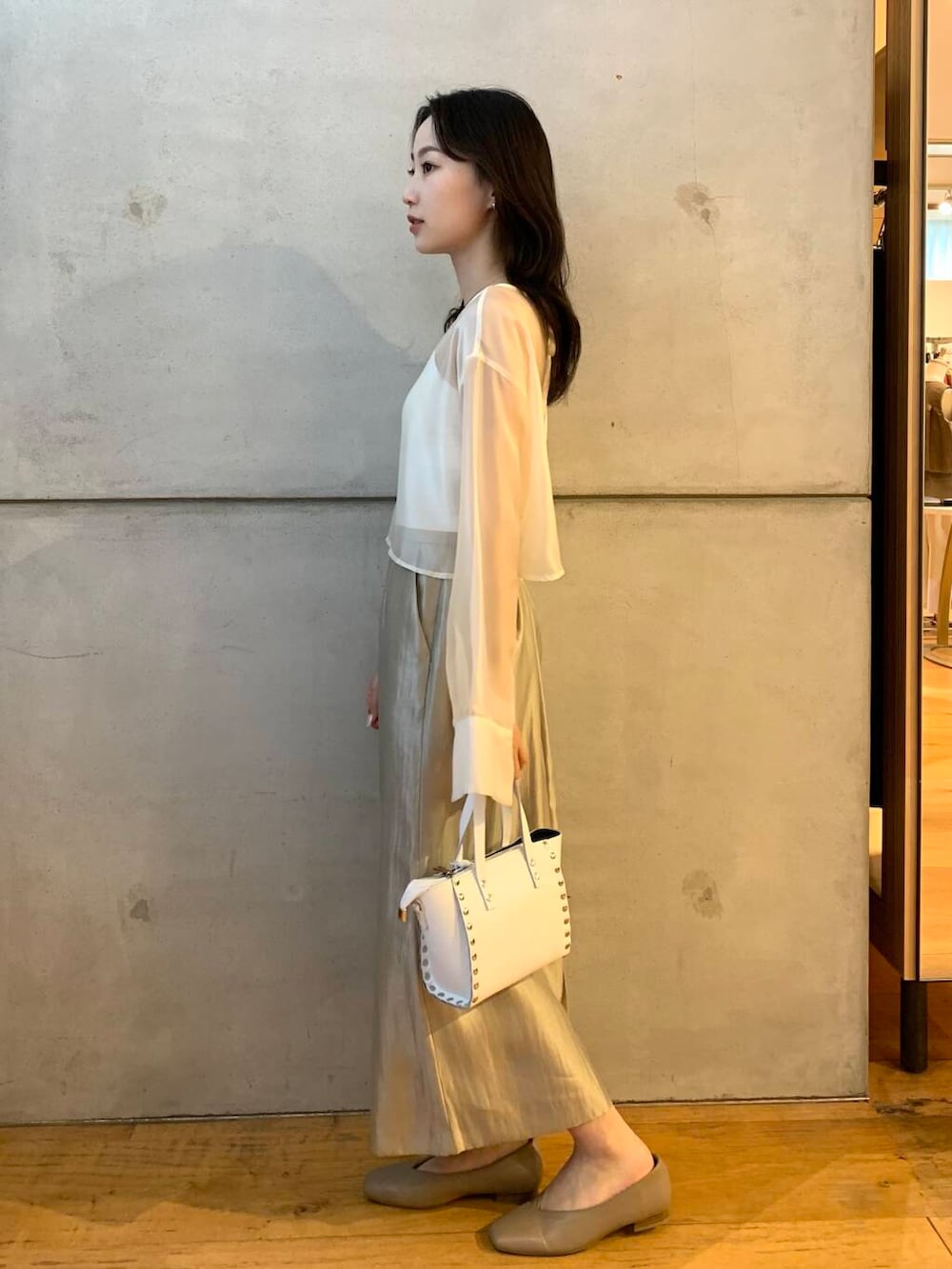 ホワイト系のショルダーバッグ、シルバー系のスカート、ホワイト系のシャツ/ブラウスを着用したレディースの夏コーディネートの4枚目の写真