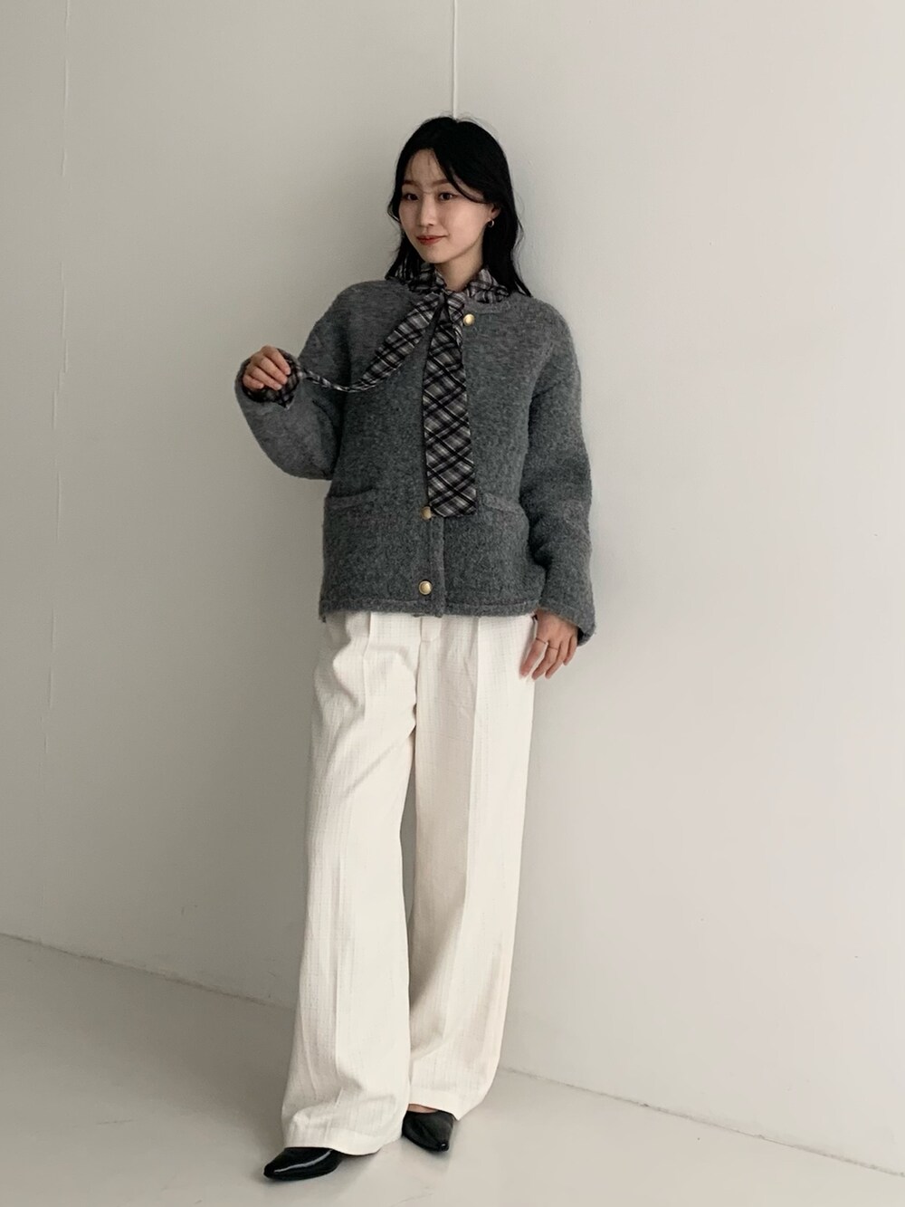 ホワイト系のその他パンツ、グレー系のその他アウター、その他のシャツ/ブラウスを着用したレディースの秋コーディネートの2枚目の写真