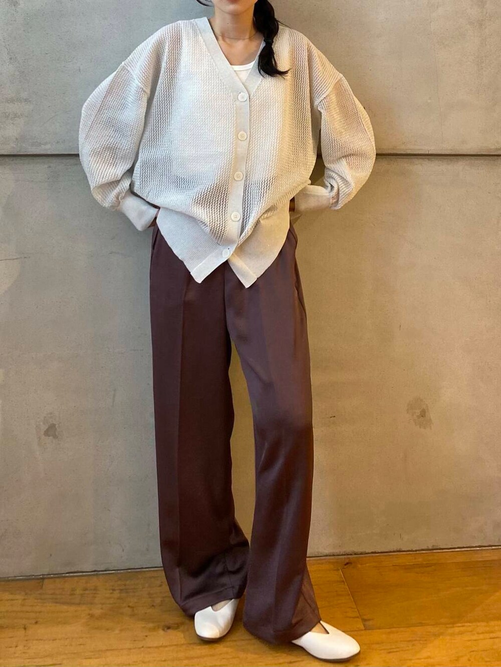 ホワイト系のタンクトップ、ホワイト系のパンプス、ブラウン系のその他パンツを着用したレディースの夏コーディネートの4枚目の写真