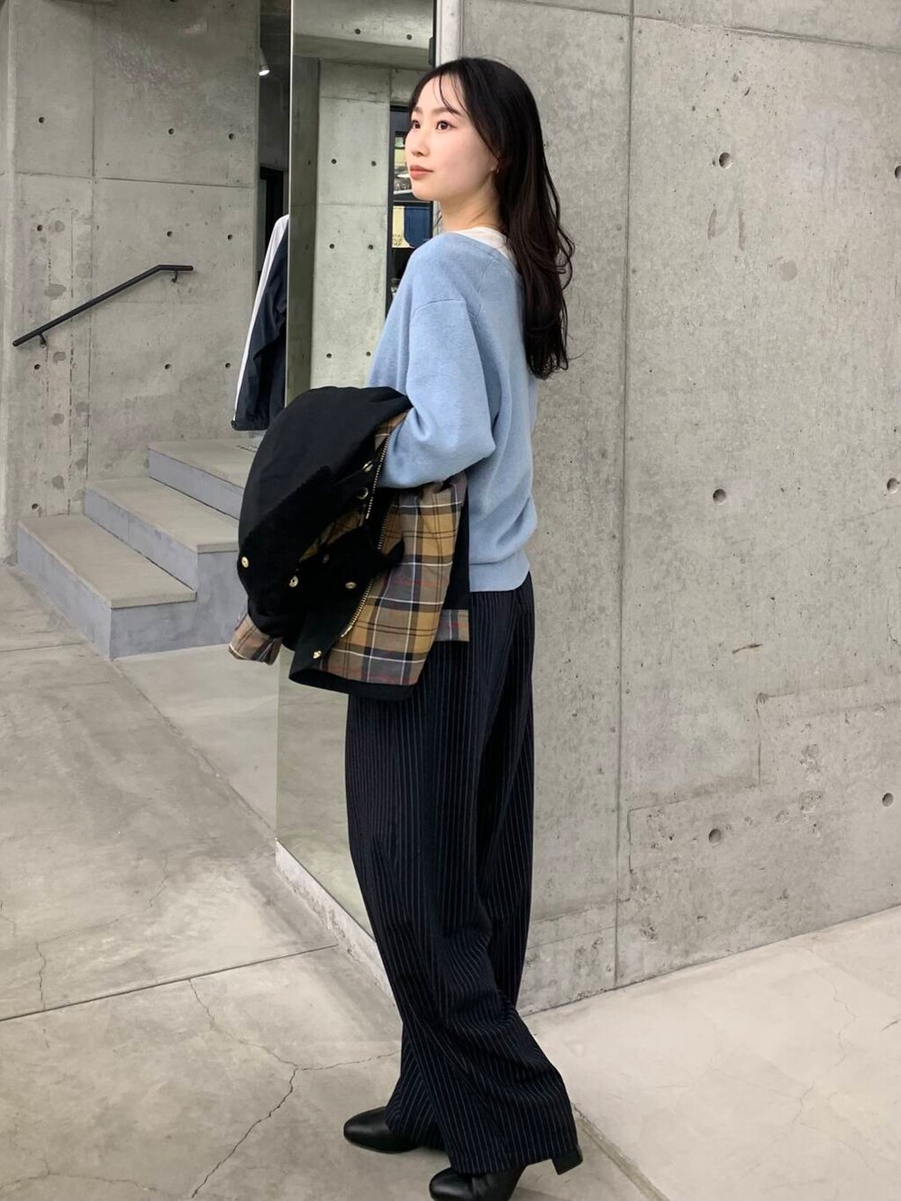 ブラック系のブーツ、ホワイト系のTシャツ/カットソー、ブルー系のチュニックを着用したレディースの冬コーディネートの5枚目の写真