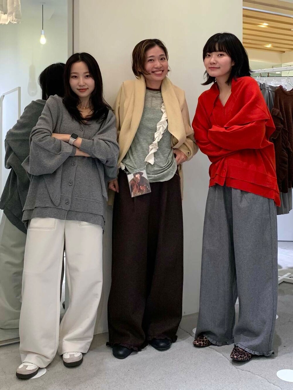 ホワイト系のその他パンツ、グレー系のその他パンツ、ブラウン系のその他パンツを着用したレディースの秋コーディネートの2枚目の写真