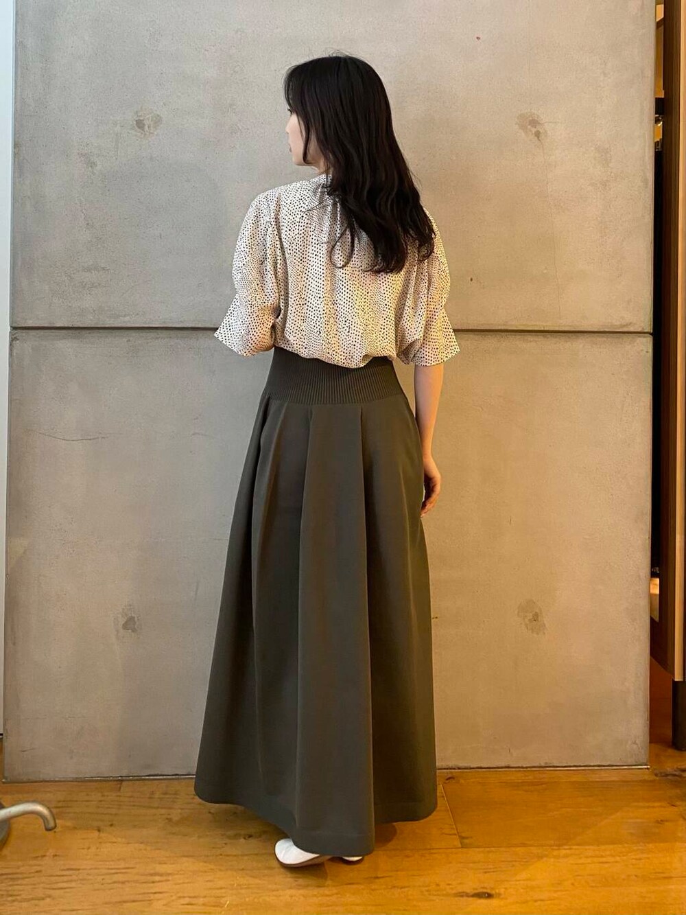 ホワイト系のパンプス、グリーン系のスカート、ホワイト系のシャツ/ブラウスを着用したレディースの夏コーディネートの6枚目の写真