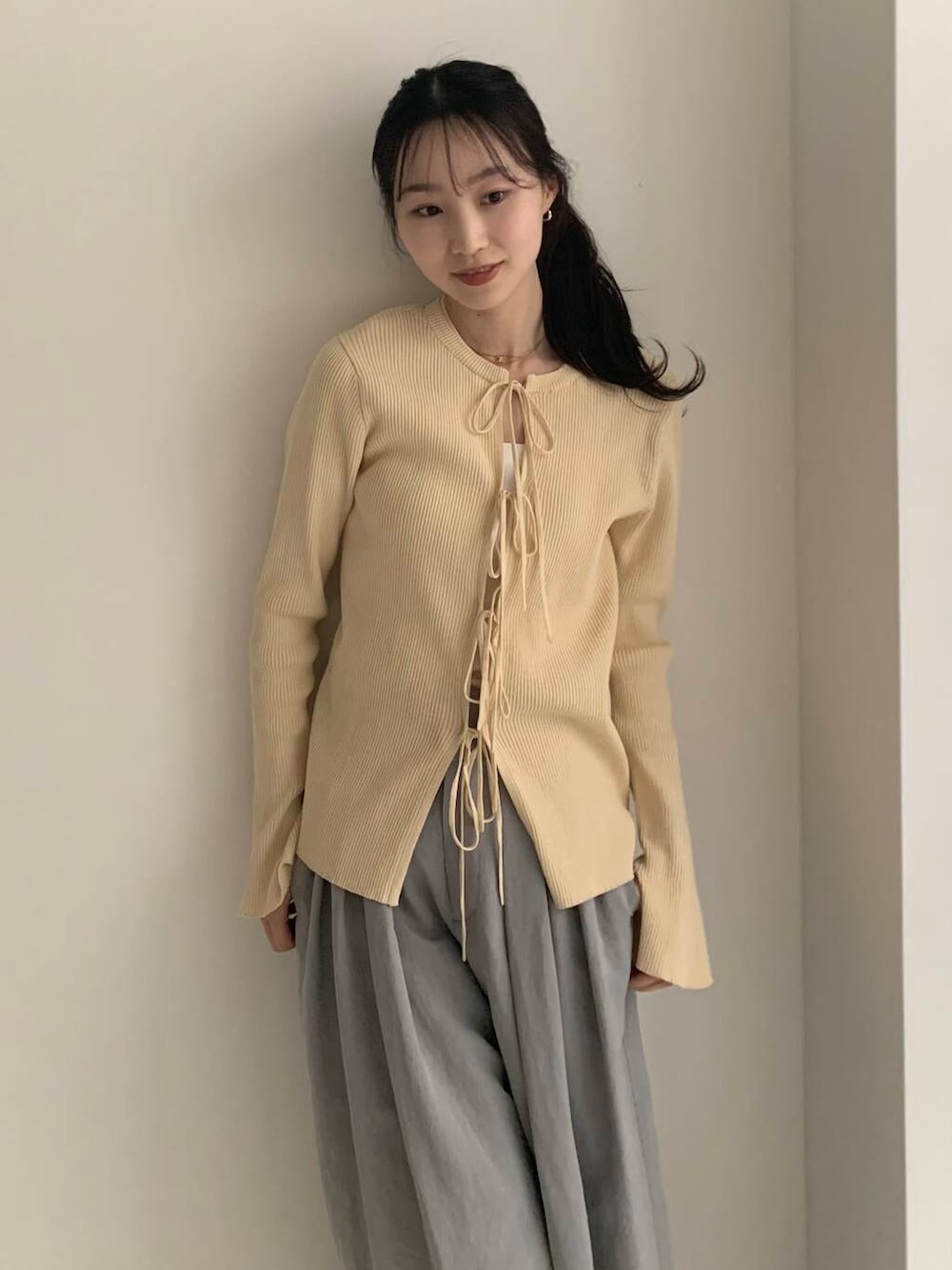 グレー系のその他パンツ、ベージュ系のカーディガン/ボレロを着用したレディースの春コーディネートの2枚目の写真