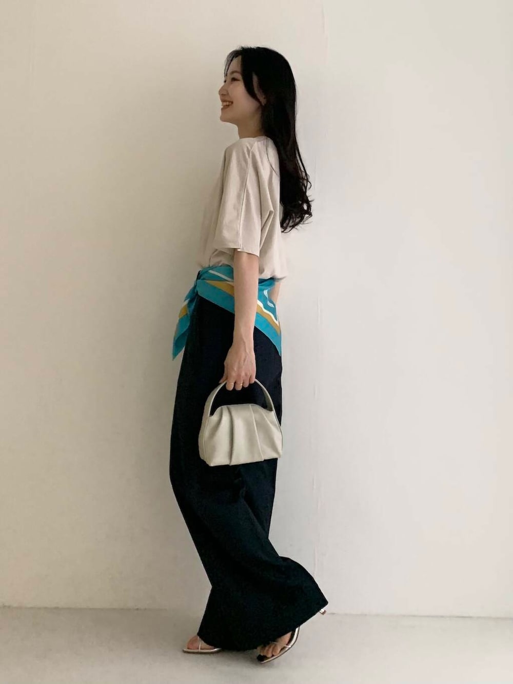 「スラックス、休日コーデ、休日スタイル、ROSSO、ブルベ夏、骨格ウェーブ、きれいめtシャツ、キレイめスタイル、テーマパークコーデ、ブルベ夏×骨格ウェーブ」｜「URBAN RESEARCH ROSSO WOMENのLUMEN　FANTINE BAG（ハンドバッグ、ホワイト系）」を使った、美波さん（レディース・158cm）の春コーディネートの4枚目の写真